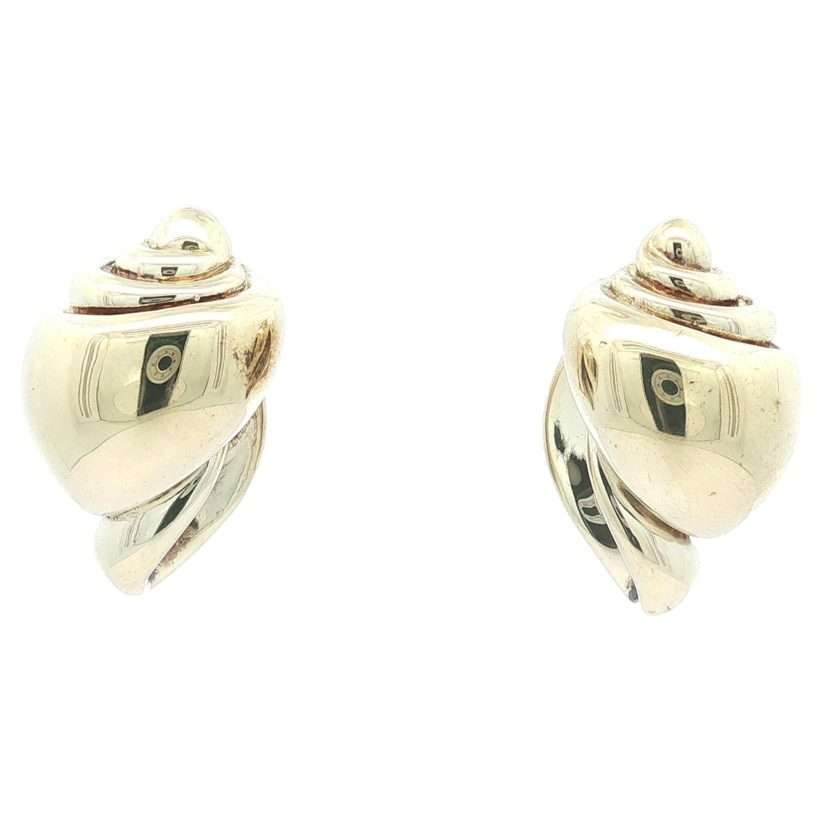 Boucles d'oreilles vintage en or jaune 14 carats, en forme de coquillage conque aux détails en relief, avec fermoirs Omega