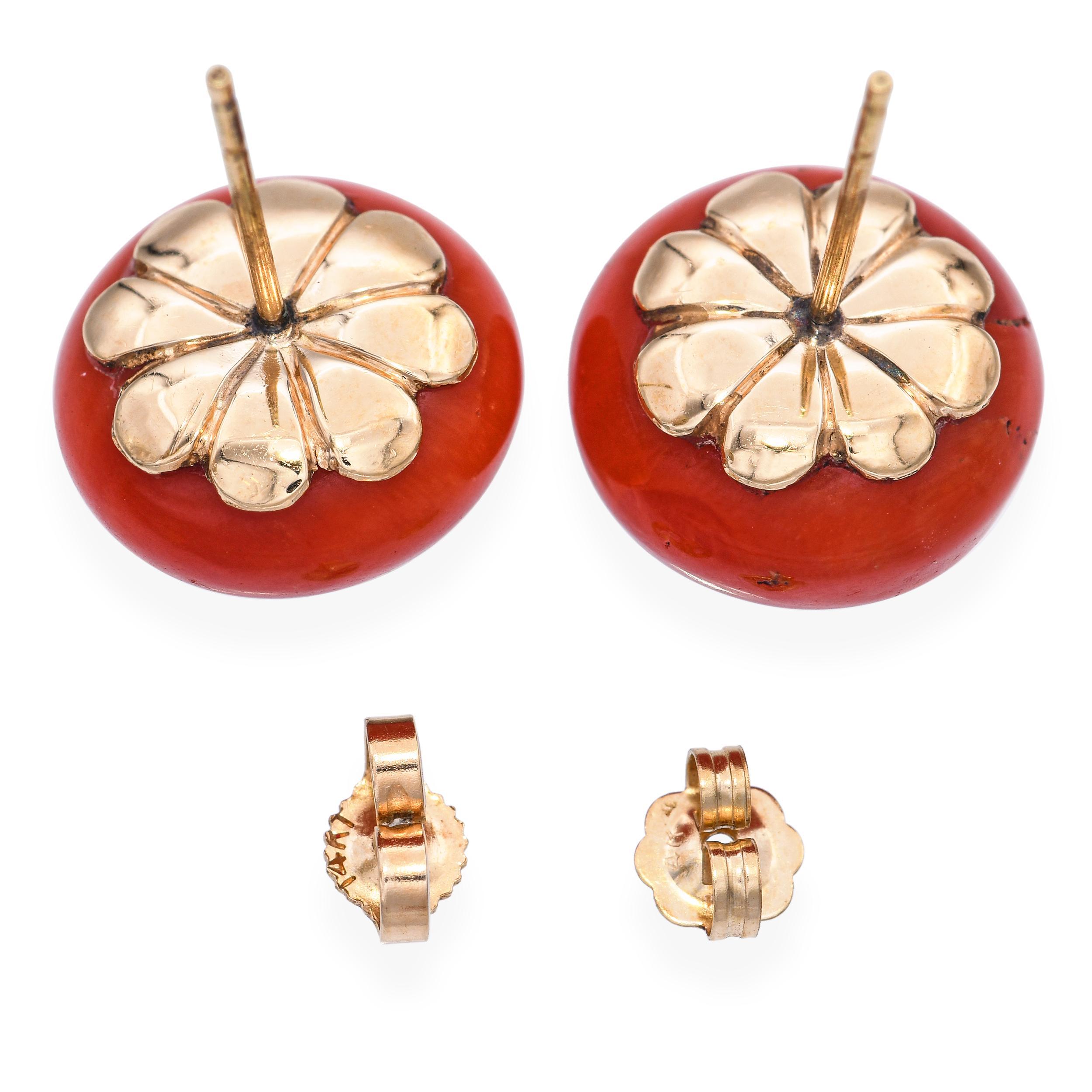 Ein entzückendes Paar Vintage-Ohrringe aus 14-karätigem Gelbgold und roter Koralle mit einem warmen Rotton, der einen eleganten Kontrast zur Goldfassung bildet. Mit ihrer charmanten Mischung aus Kunstfertigkeit und von der Natur inspiriertem Design