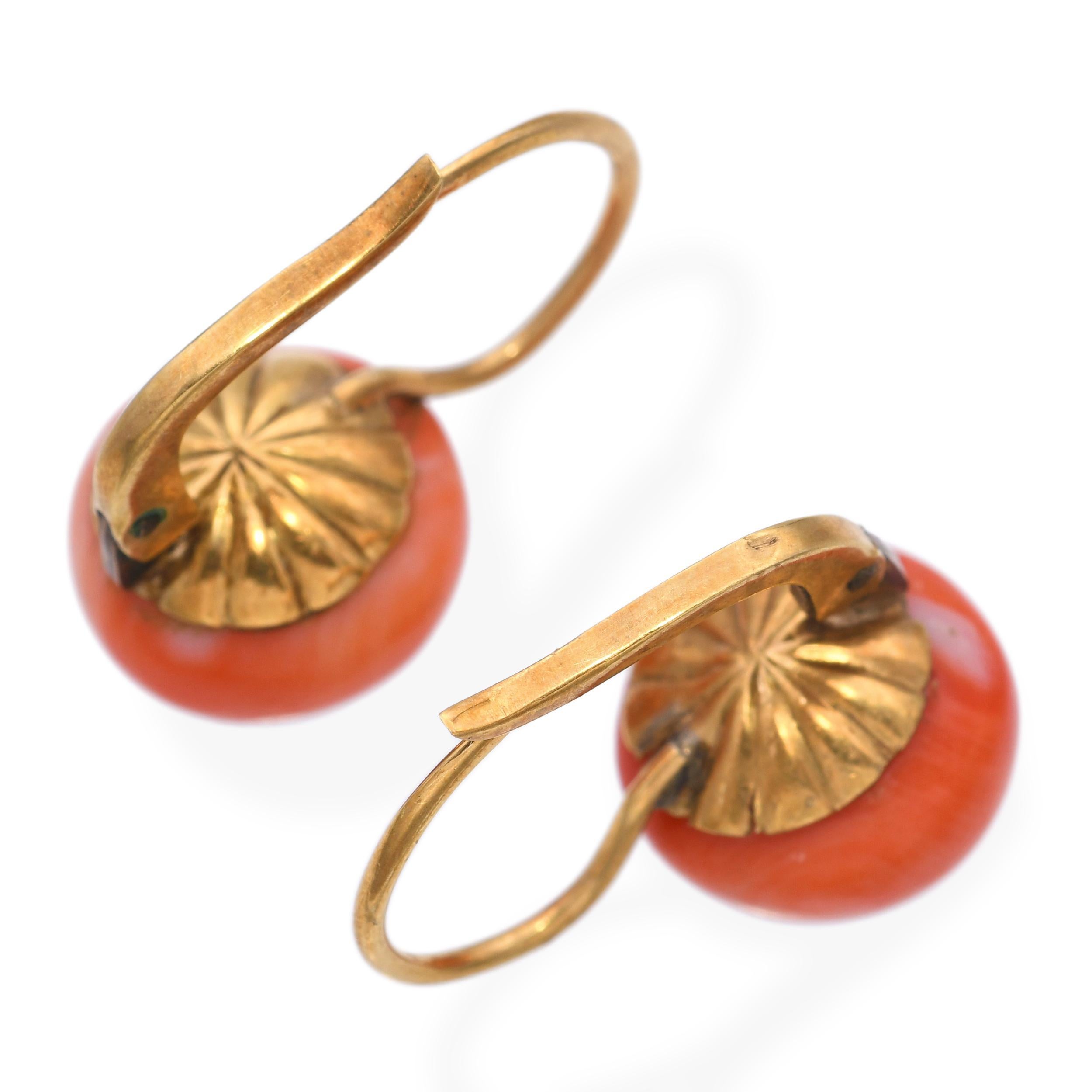 Vintage 14k Gelbgold Rote Koralle Ohrringe im Zustand „Gut“ in New York, NY