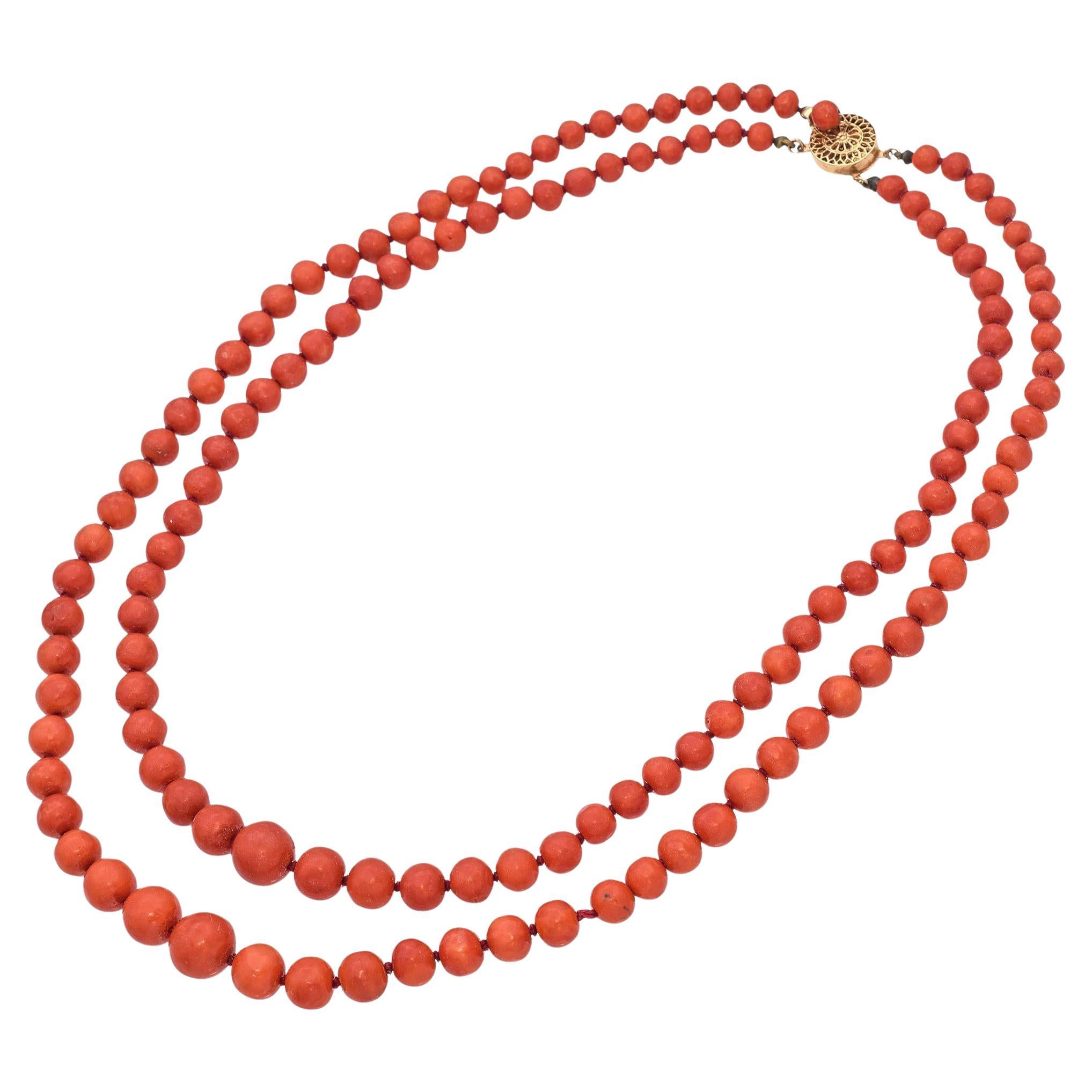 Collier vintage à double rang de perles graduées en or jaune 14 carats, corail rouge