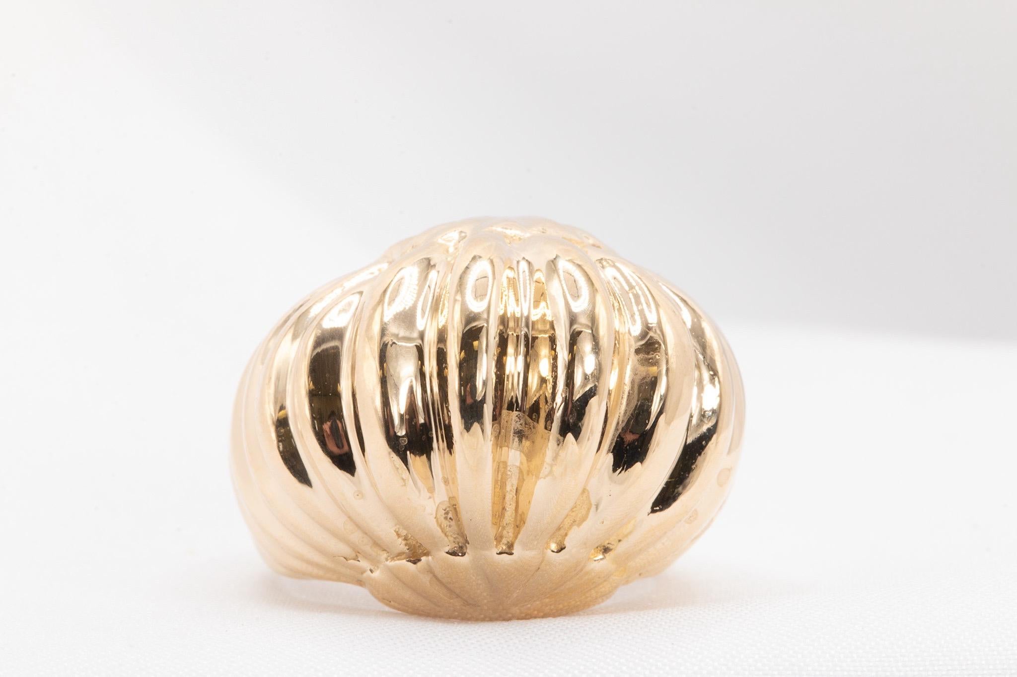 Anillo cúpula estriada vintage de oro amarillo de 14k  

Este audaz y elegante anillo vintage presenta un destacado diseño de cúpula estriada, elaborado en oro amarillo de 14k. Con un peso de 14,1 gramos, resulta llamativo como anillo de moda.