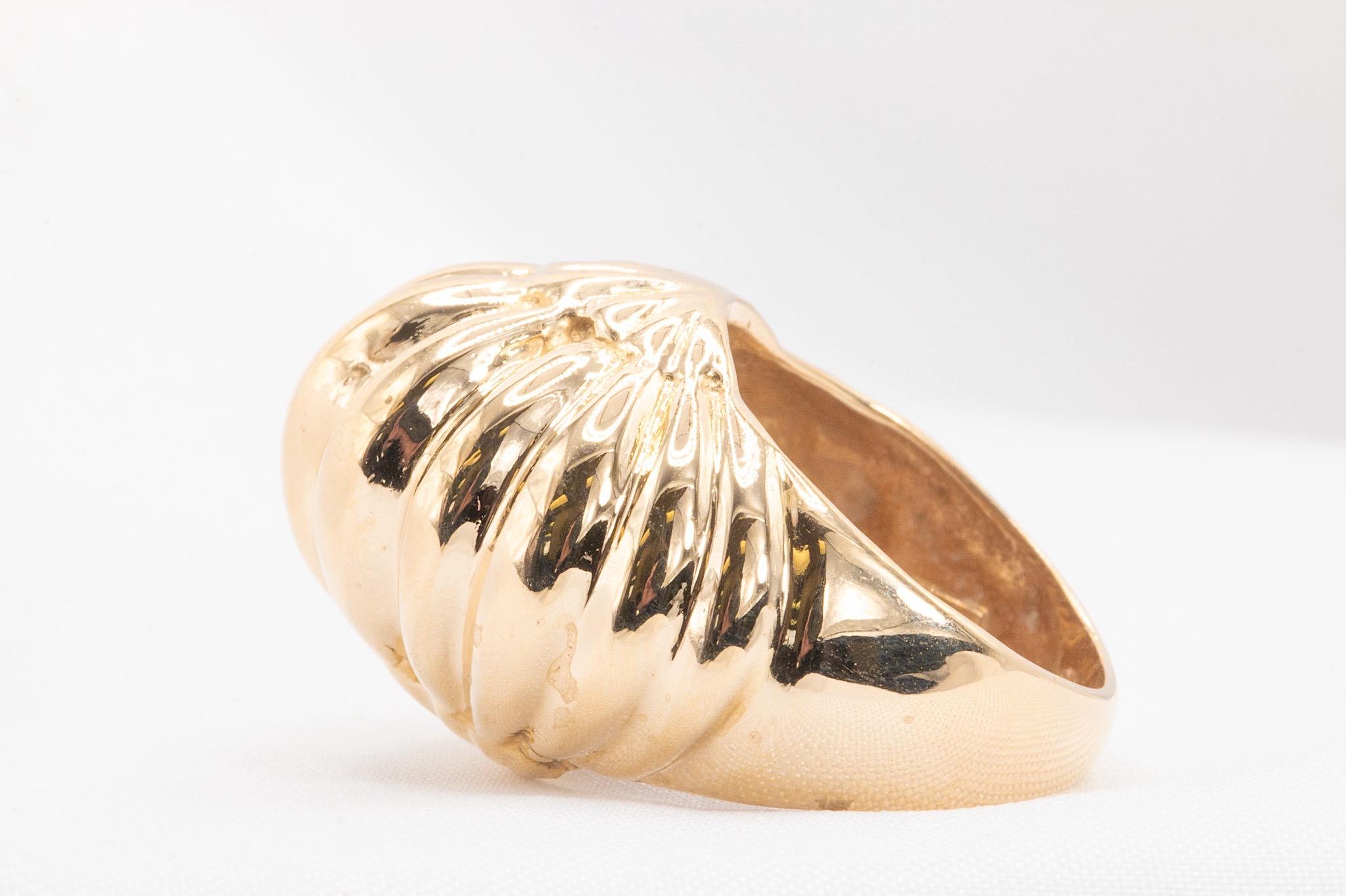 Anillo cúpula estriada vintage de oro amarillo de 14k en Bueno estado para la venta en Houston, TX