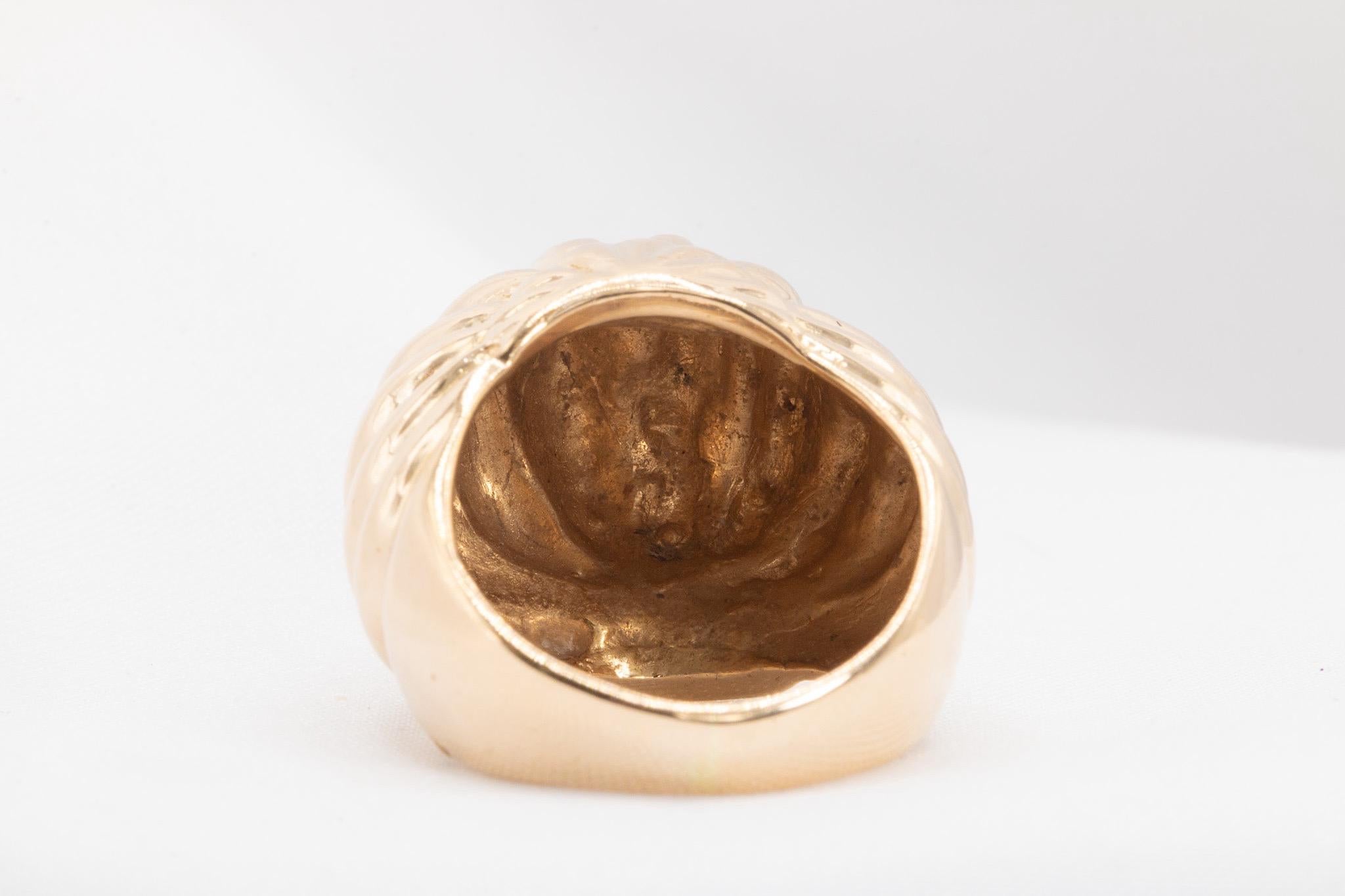 Femenino o masculino Anillo cúpula estriada vintage de oro amarillo de 14k en venta