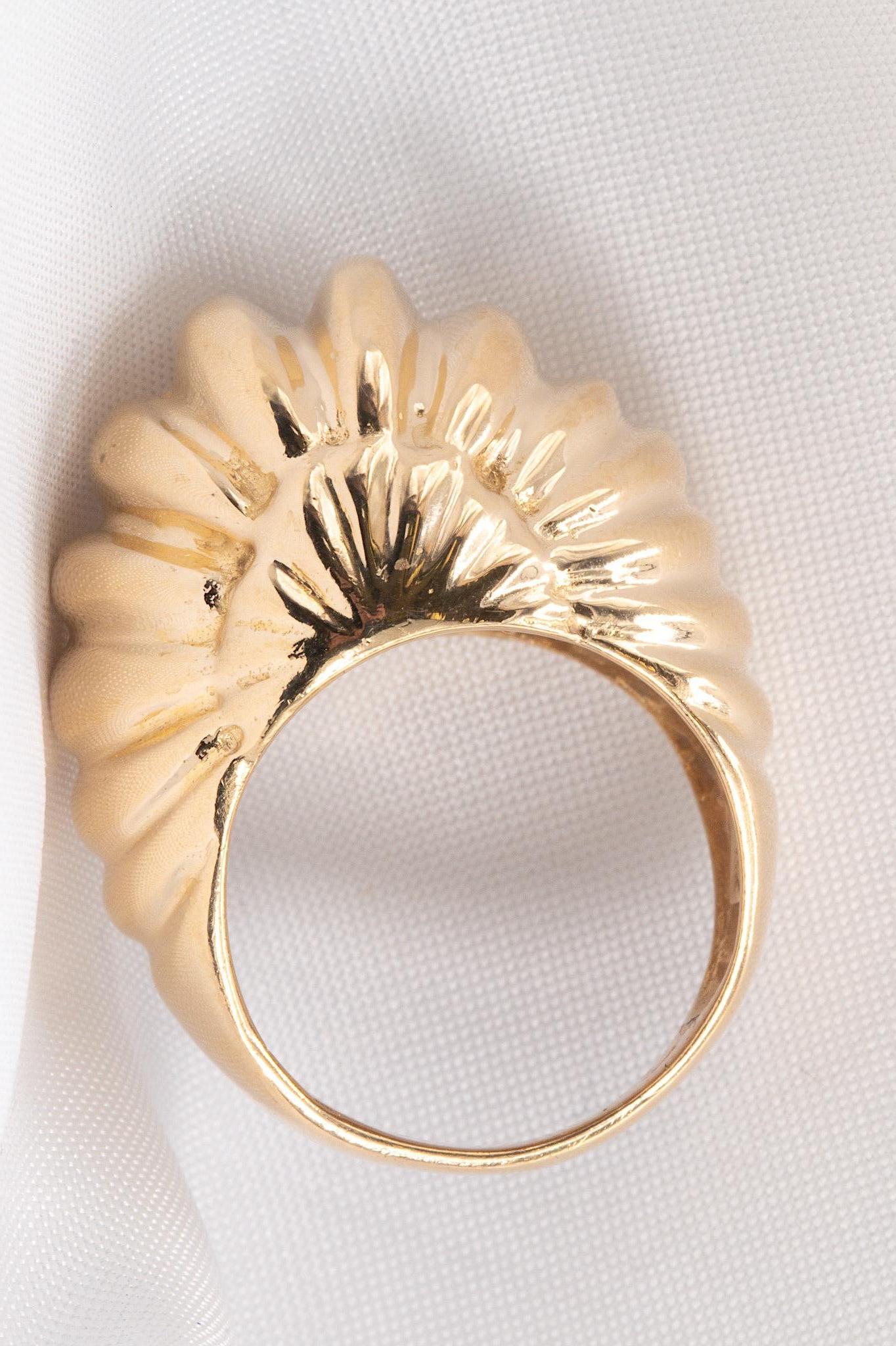 Anillo cúpula estriada vintage de oro amarillo de 14k en venta 1