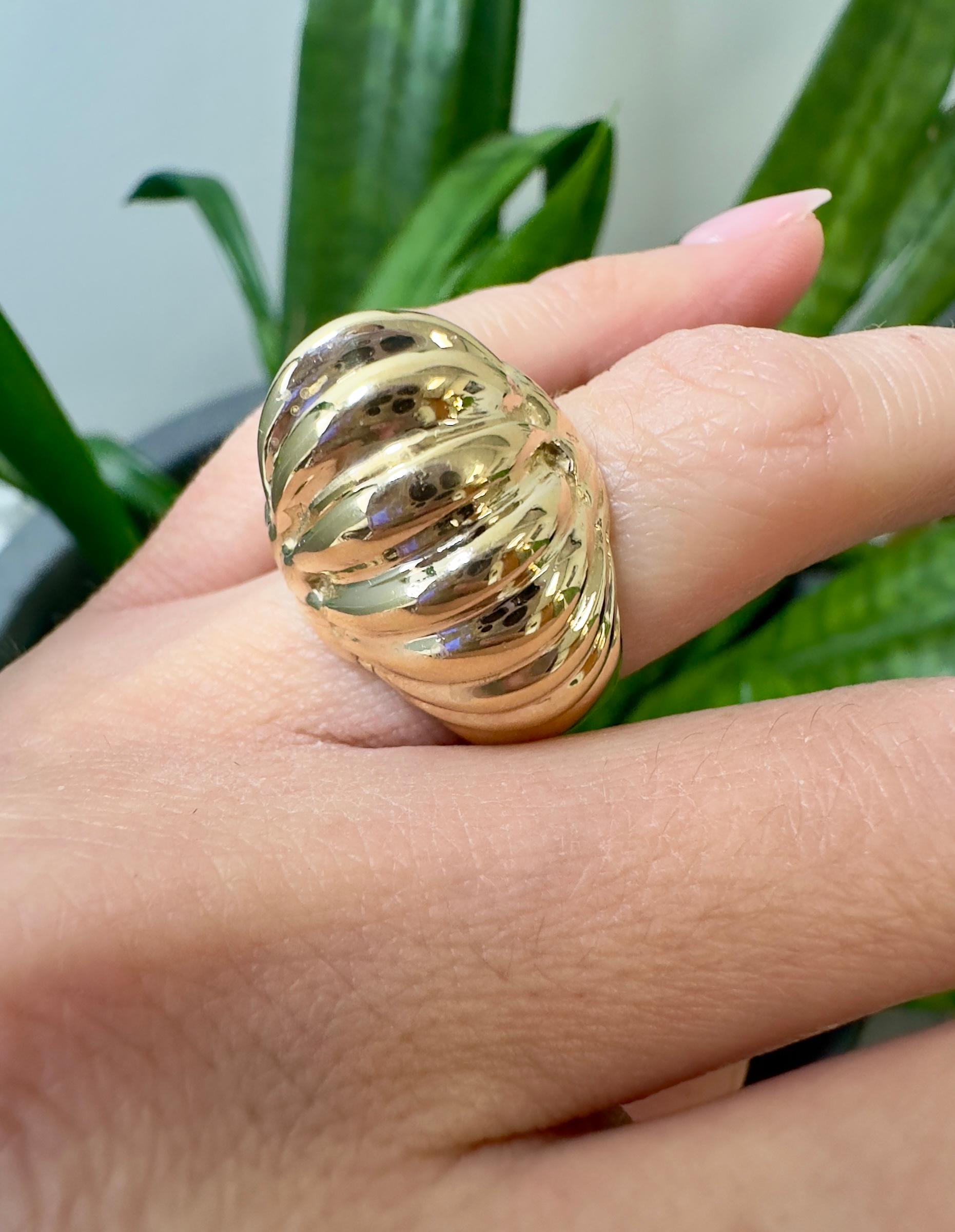 Anillo cúpula estriada vintage de oro amarillo de 14k en venta 2