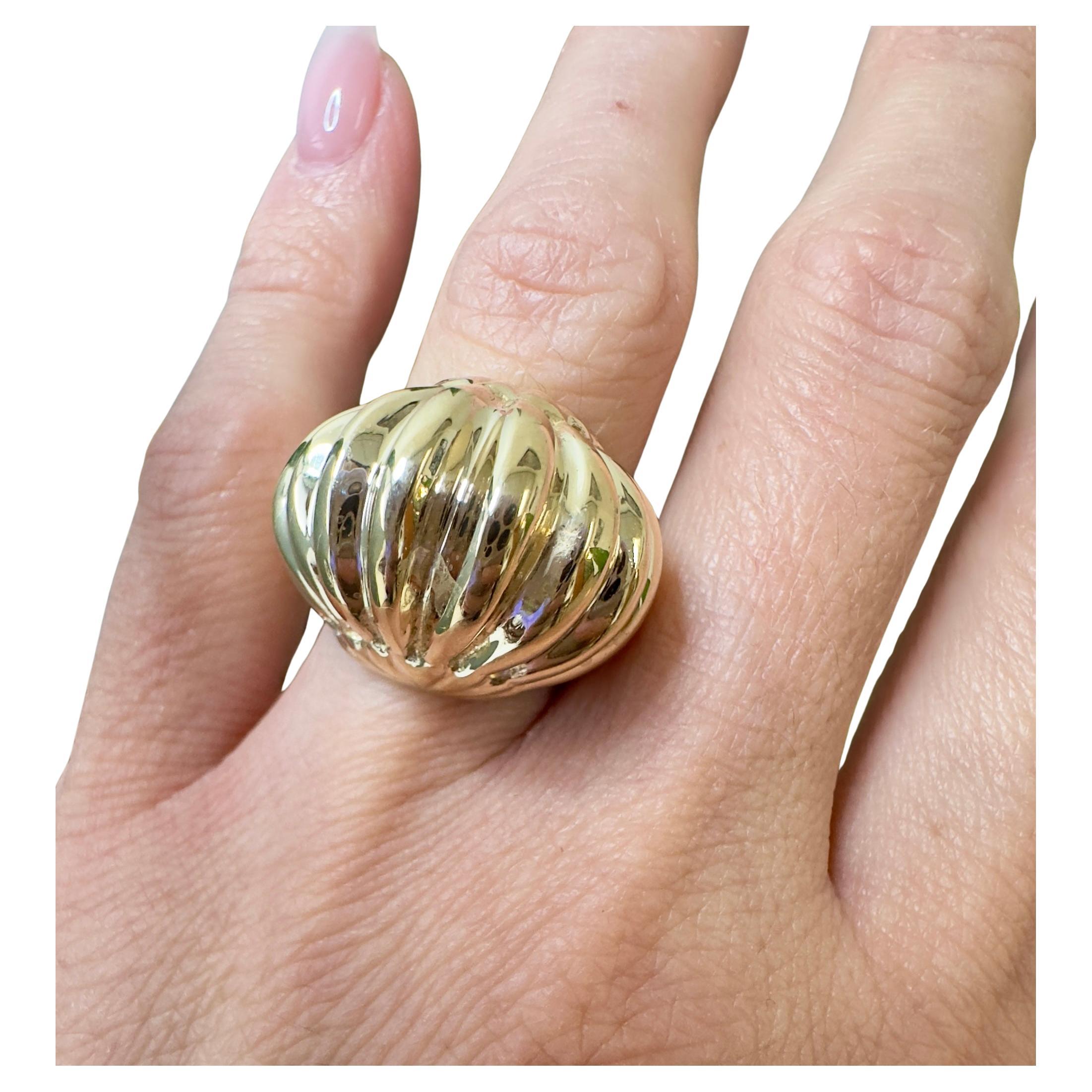 Anillo cúpula estriada vintage de oro amarillo de 14k