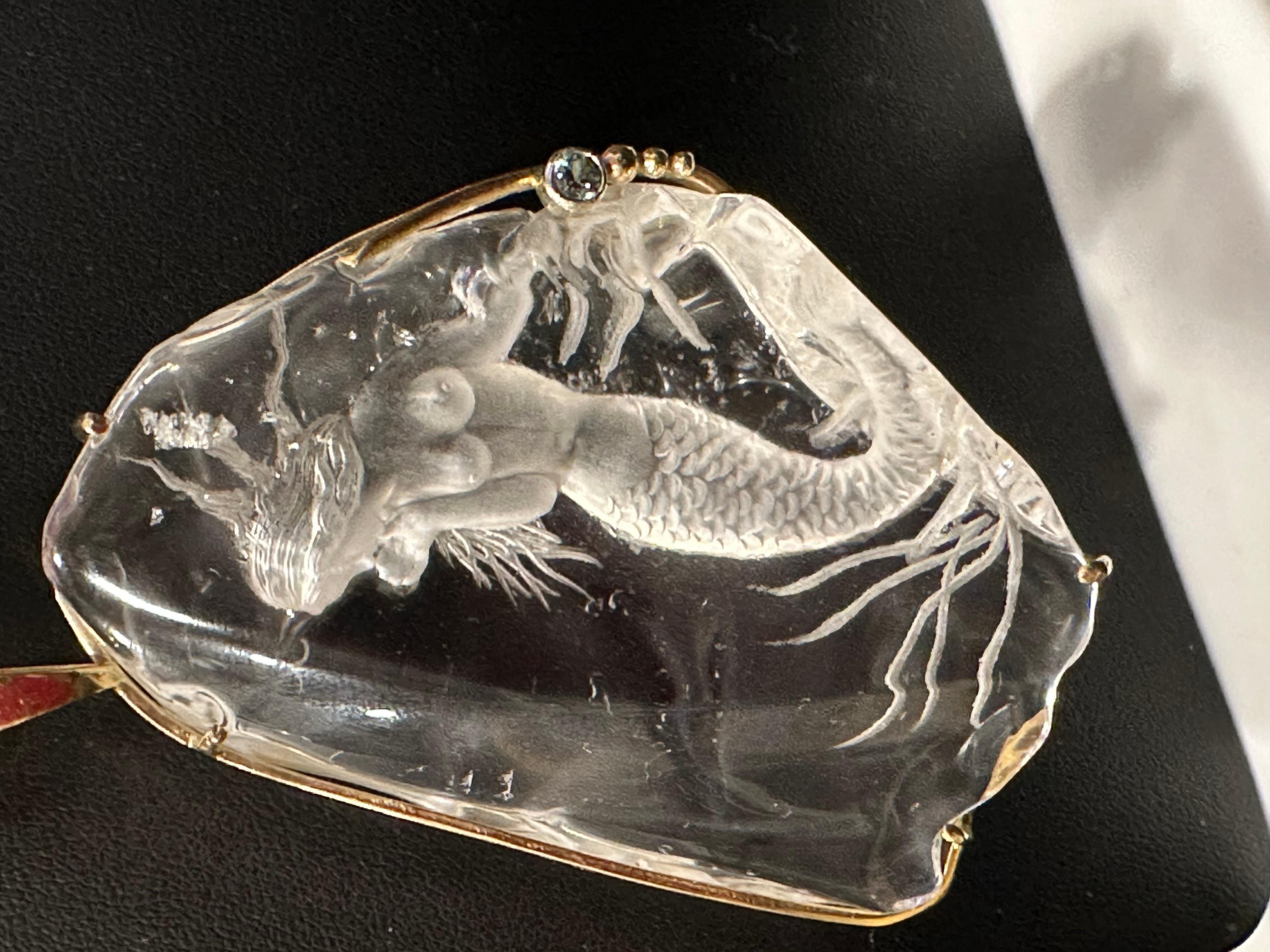 14-Karat-Gelbgold Vintage  Bergkristall Meerjungfrau Figur Anhänger Glam Blue Diamond im Angebot 1