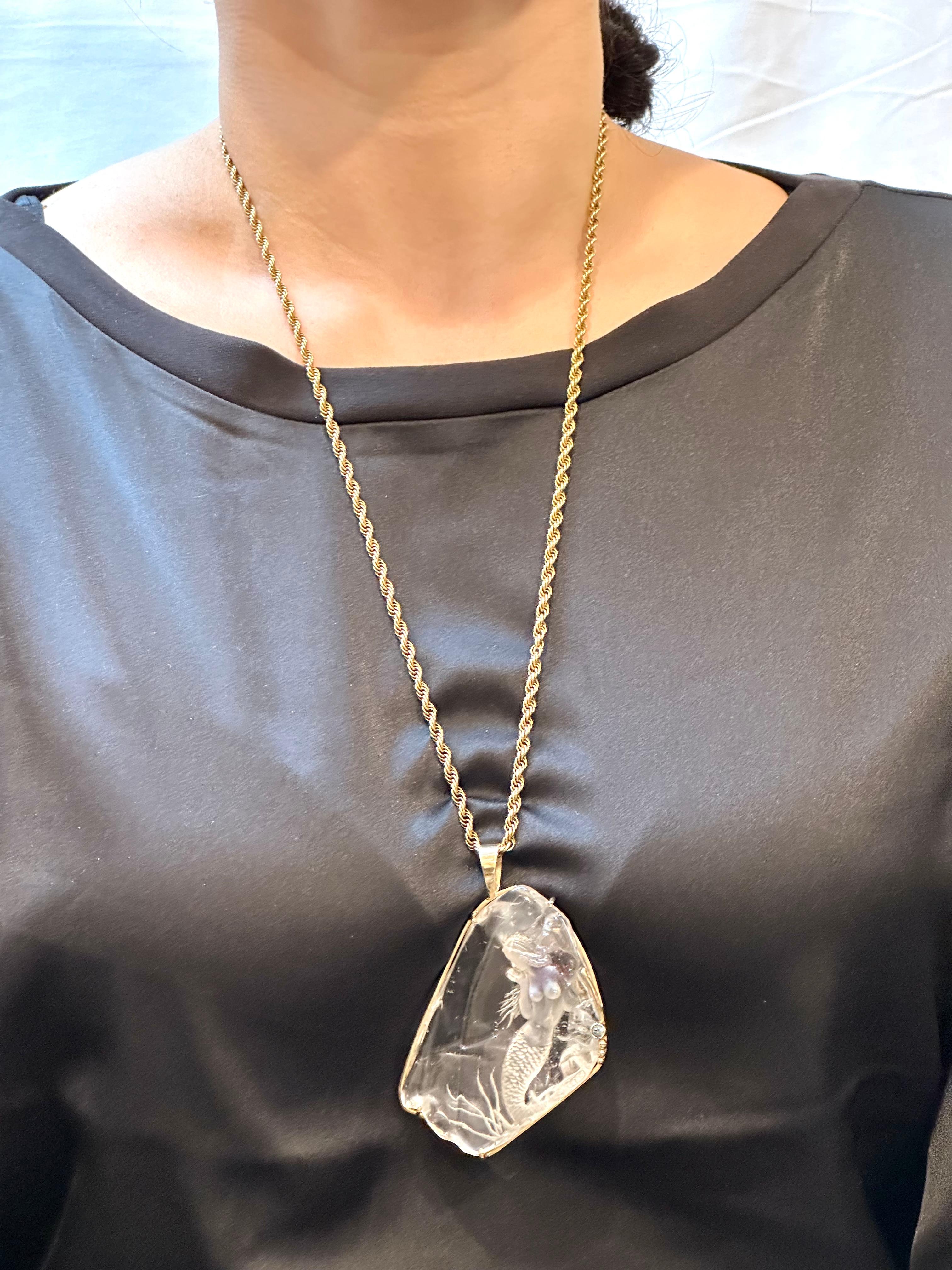 14-Karat-Gelbgold Vintage  Bergkristall Meerjungfrau Figur Anhänger Glam Blue Diamond im Angebot 4