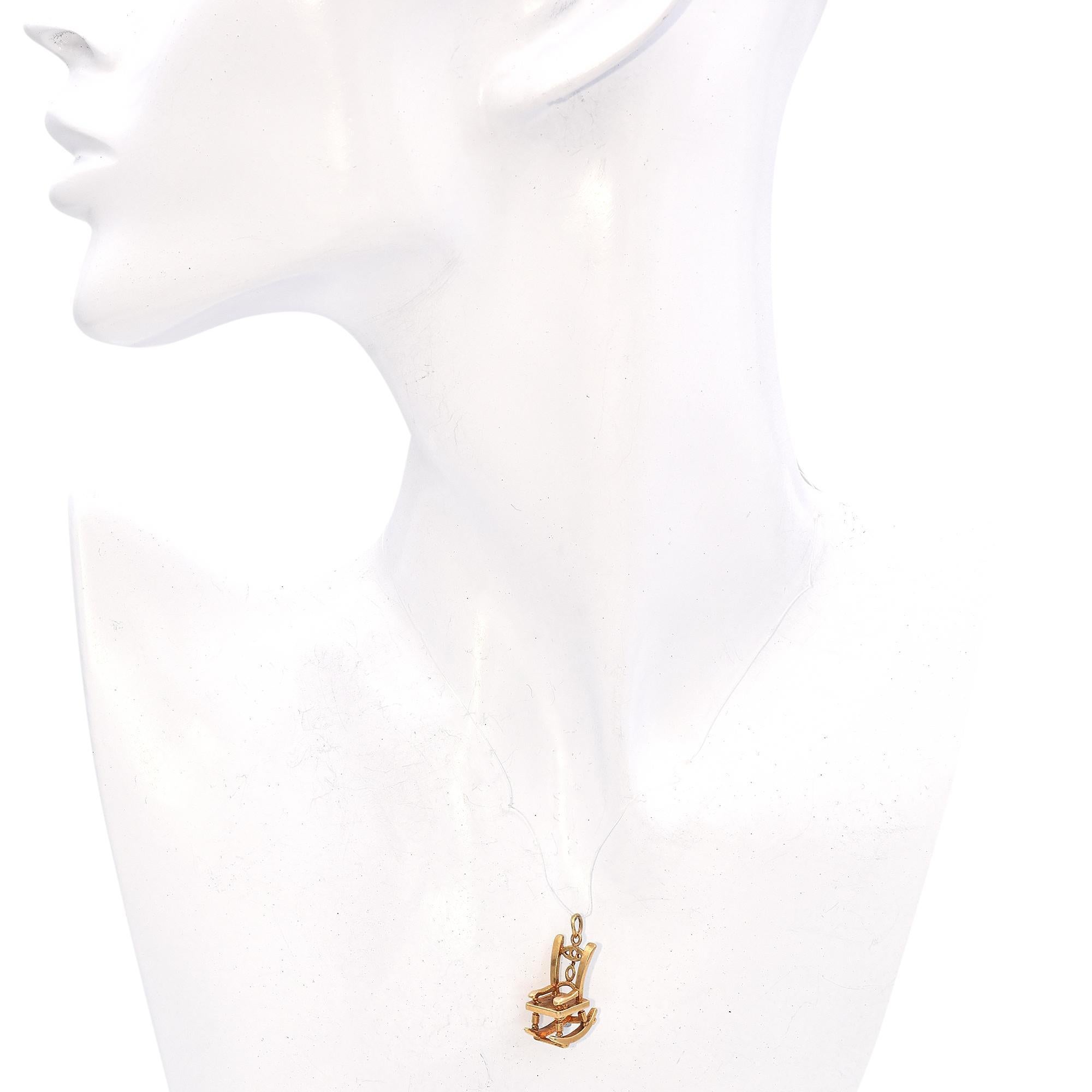 Cette charmante pièce est une chaise à bascule miniature réalisée en or jaune 14k. Le design complexe comprend des accoudoirs détaillés et un dossier délicatement incurvé, capturant l'essence d'une chaise à bascule classique.

Poids : 3.7
