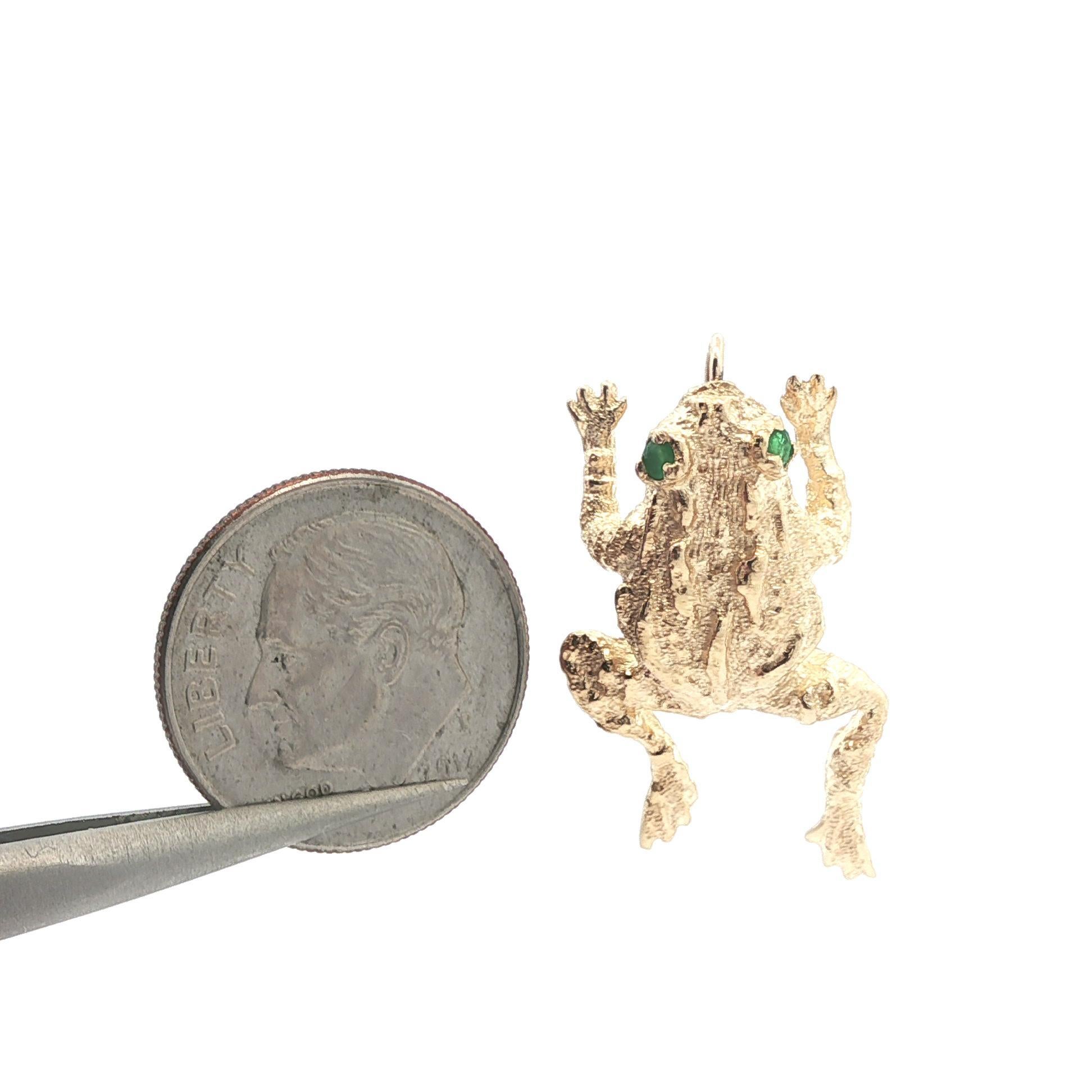 --Pietre: --
(2) Smeraldi genuini Nature - Taglio rotondo Brilliante - Pave Set - Colore Verde Scuro

Materiale: Oro giallo massiccio 14k
Peso totale: 4,06 grammi
Larghezza complessiva: 15,6 mm (0,61