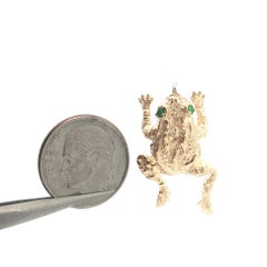 Vintage 14k Yellow Gold Round Emerald Eyes Textured Jumping Frog Pendant Charm