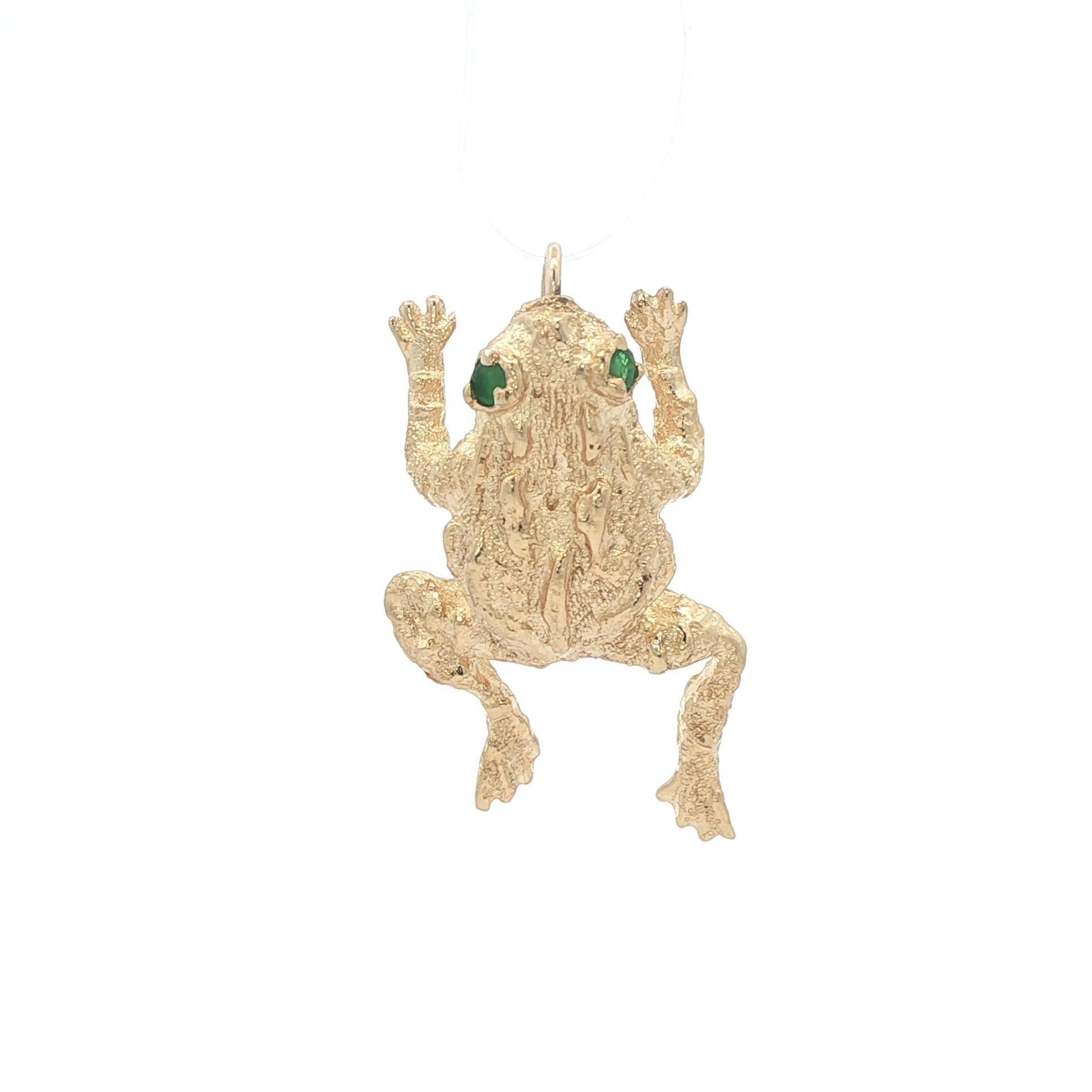 Taglio brillante Vintage 14k Yellow Gold Round Emerald Eyes Textured Jumping Frog Pendant Charm in vendita