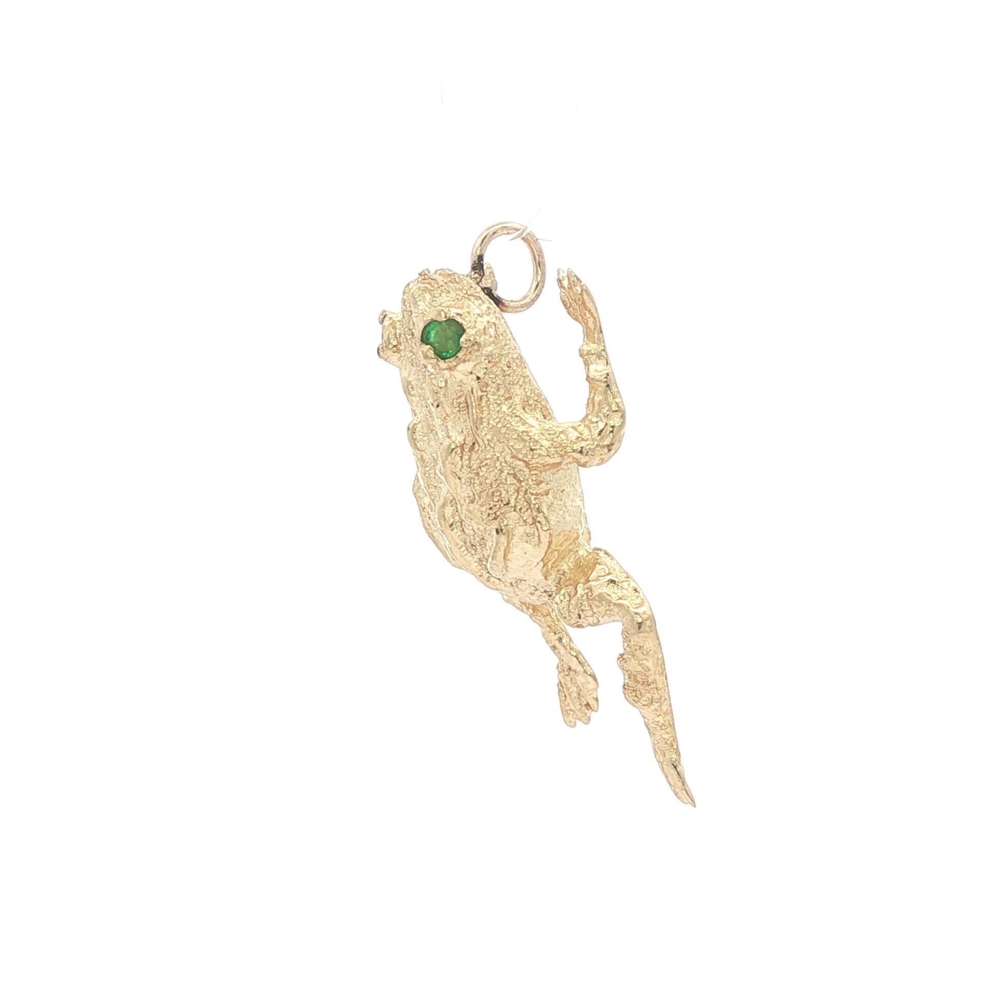 Vintage 14k Yellow Gold Round Emerald Eyes Textured Jumping Frog Pendant Charm In condizioni buone in vendita a Montclair, NJ
