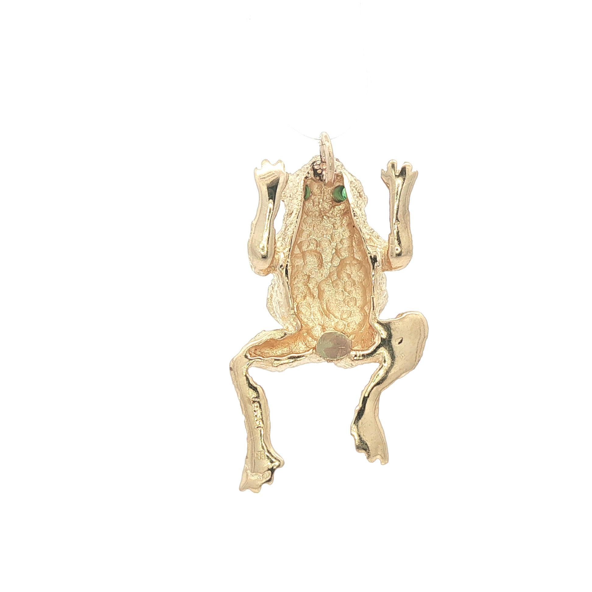 Donna Vintage 14k Yellow Gold Round Emerald Eyes Textured Jumping Frog Pendant Charm in vendita