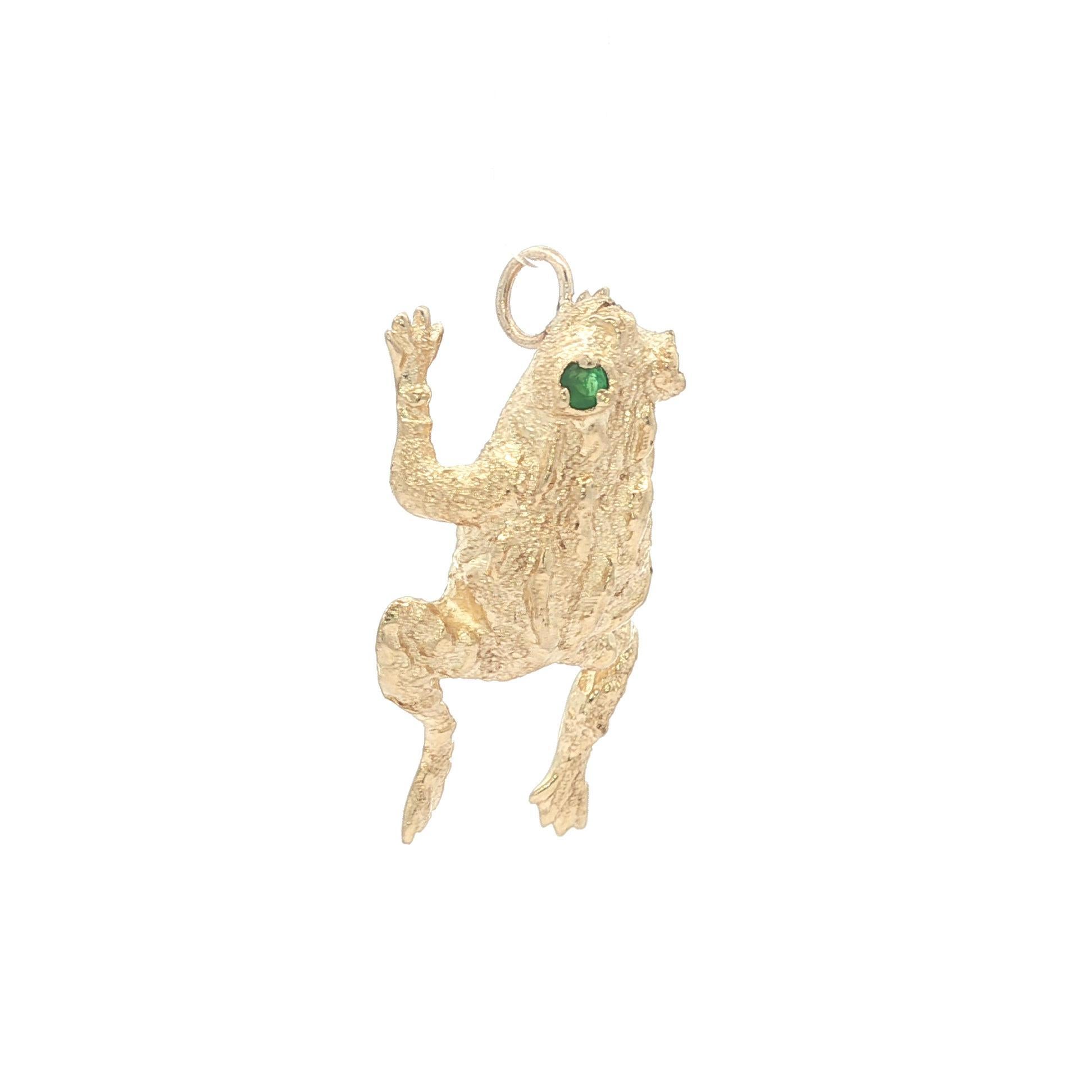 Vintage 14k Yellow Gold Round Emerald Eyes Textured Jumping Frog Pendant Charm in vendita 1