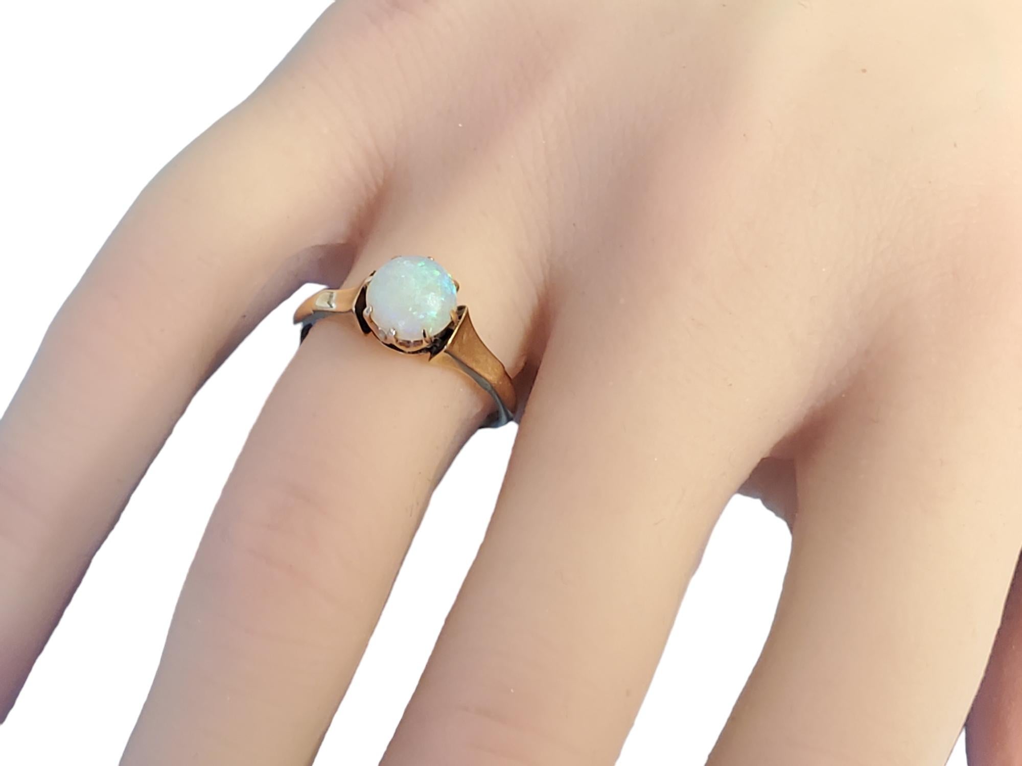 Taille cabochon Vintage 14k Yellow Gold Round White Opal Crown Solitaire Engagement Ring en vente