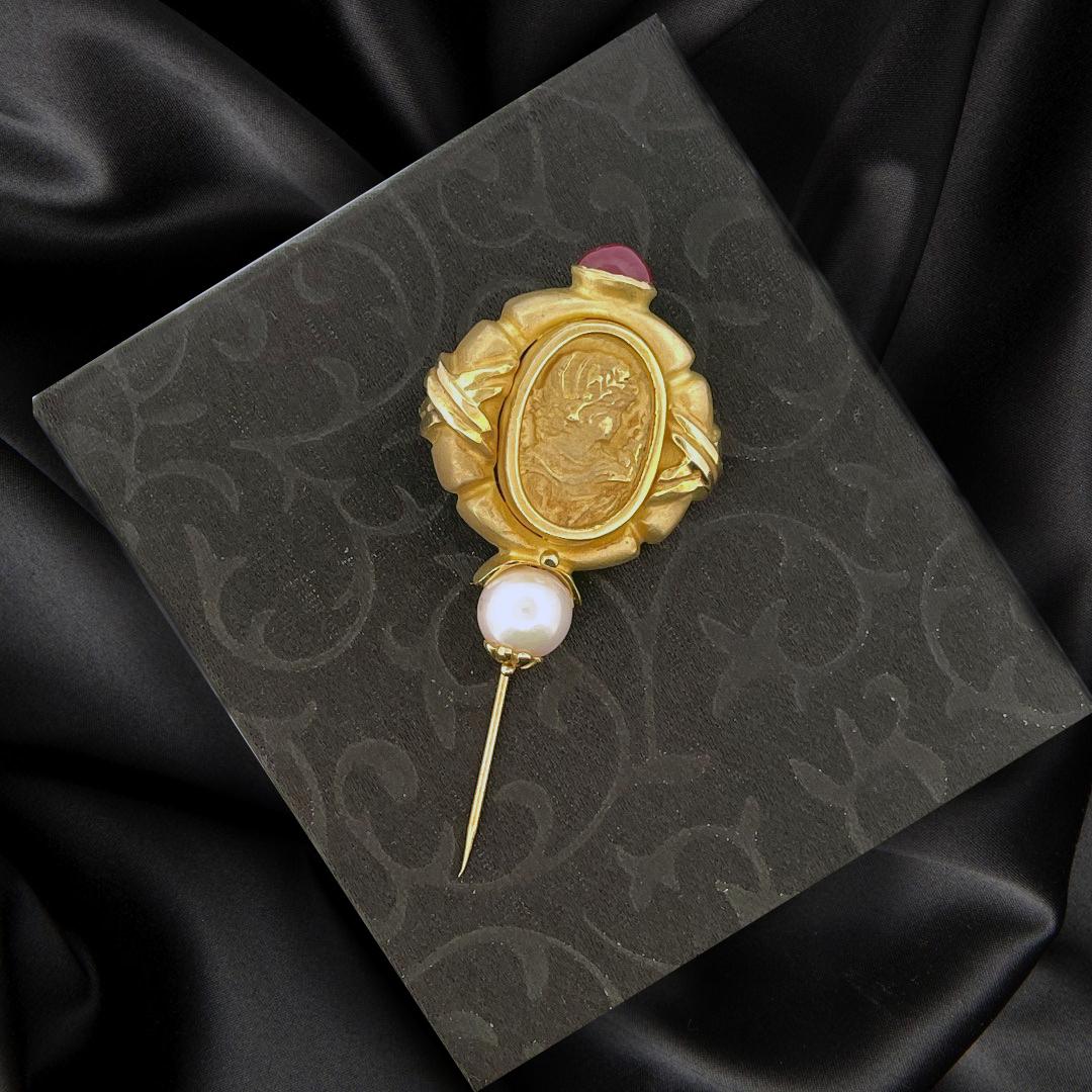 Vintage 14k Yellow Gold Ruby and Cultured Pearl Cameo Stick Pin For Sale 1