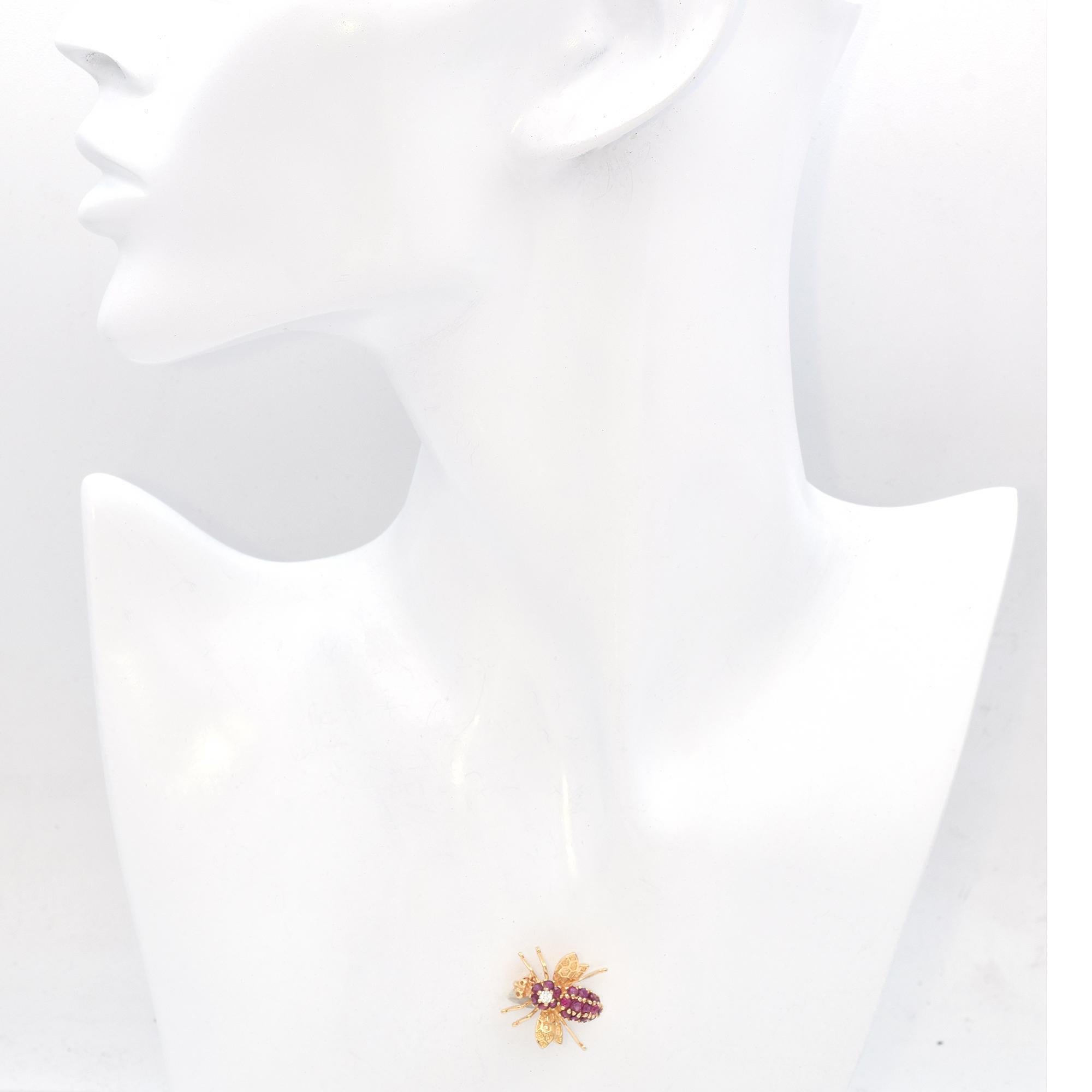 Round Cut Vintage 14k Yellow Gold Ruby and Diamond Bee Brooch For Sale