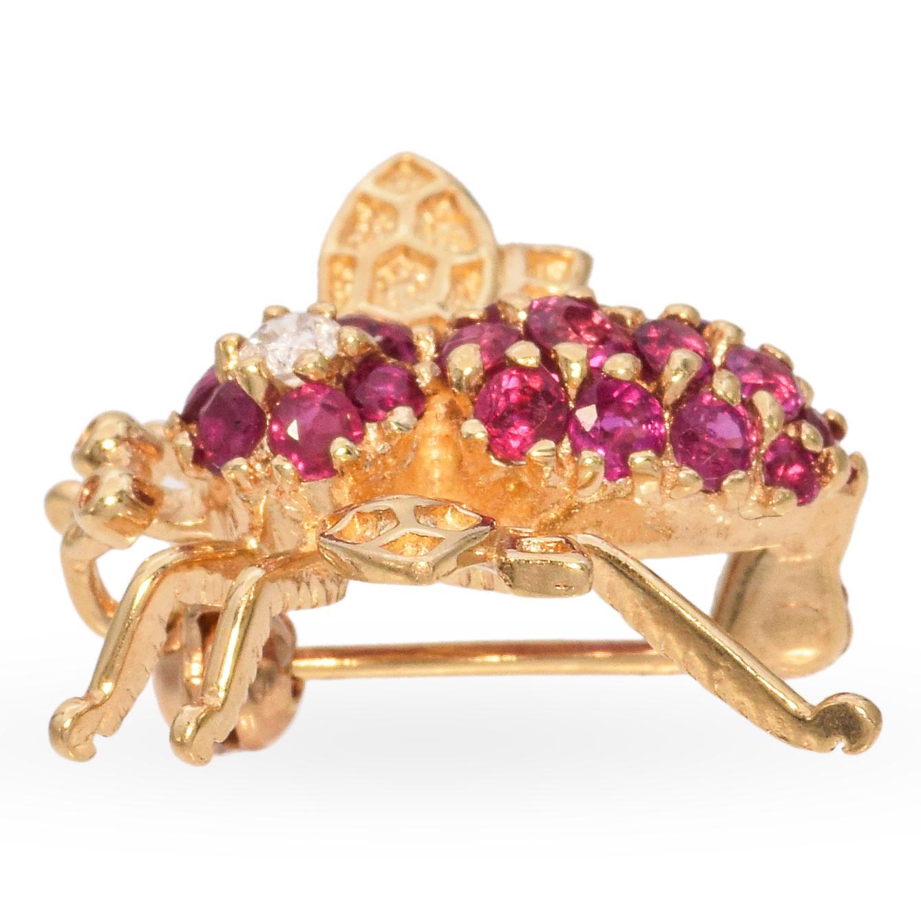 Vintage 14k Yellow Gold Ruby and Diamond Bee Brooch In Good Condition For Sale In New York, NY