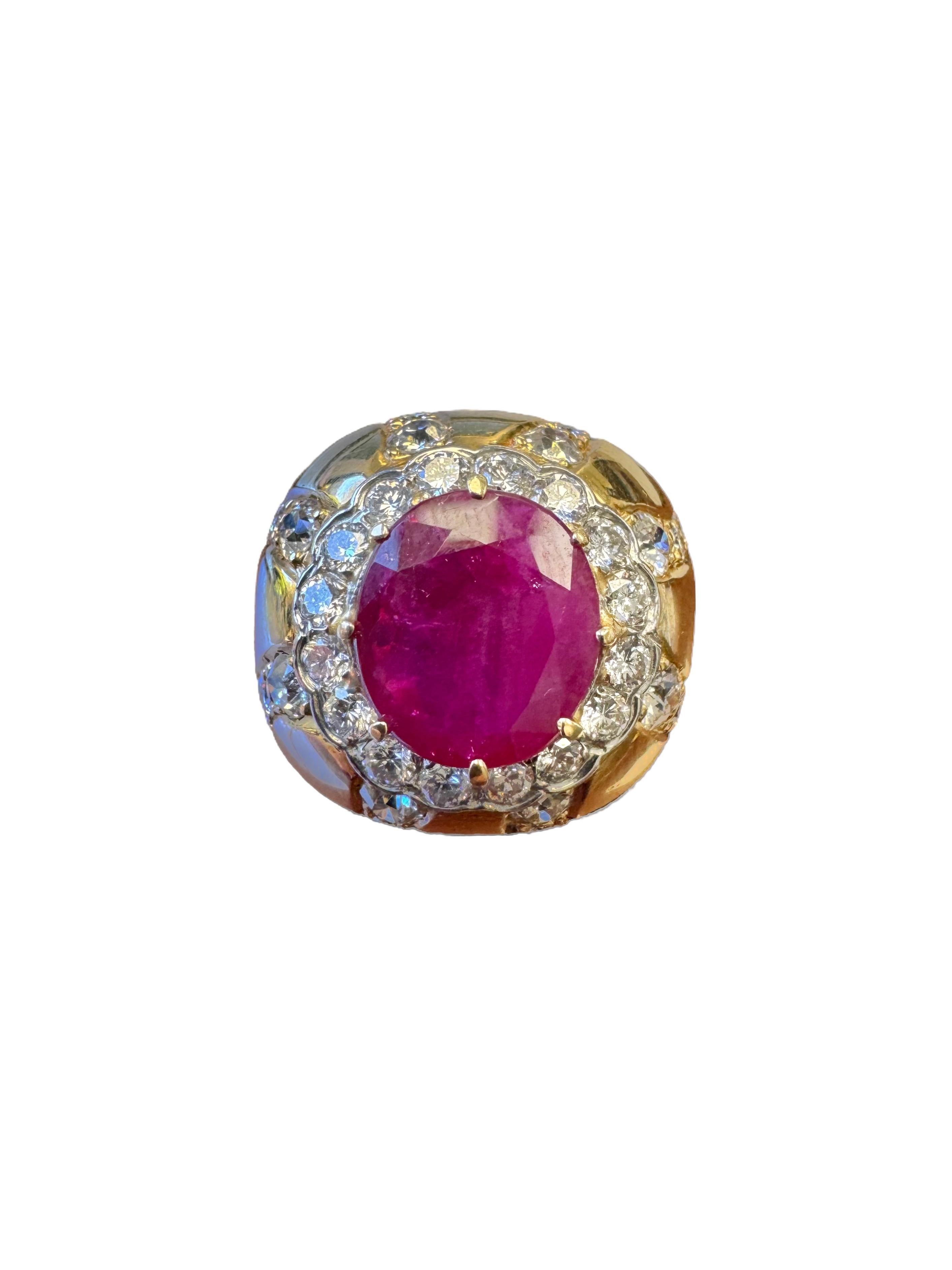 Ein auffälliger Vintage-Cocktailring aus 14-karätigem Gelbgold mit einem lebhaften Rubin im Ovalschliff von ca. 4,27 Karat. Der Rubin wird von einem kunstvollen doppelten Halo aus 59 Diamanten im Brillantschliff mit einem Gesamtgewicht von ca. 2,14