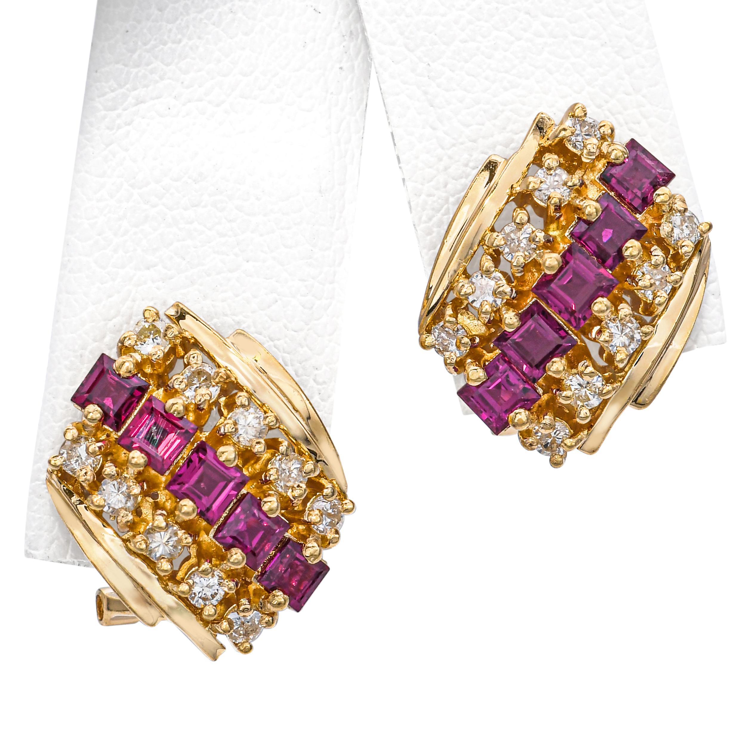 Estos elegantes pendientes vintage están elaborados en oro amarillo de 14k y presentan vibrantes rubíes acentuados por brillantes diamantes. El rojo intenso de los rubíes contrasta maravillosamente con el brillo de los diamantes, creando un aspecto