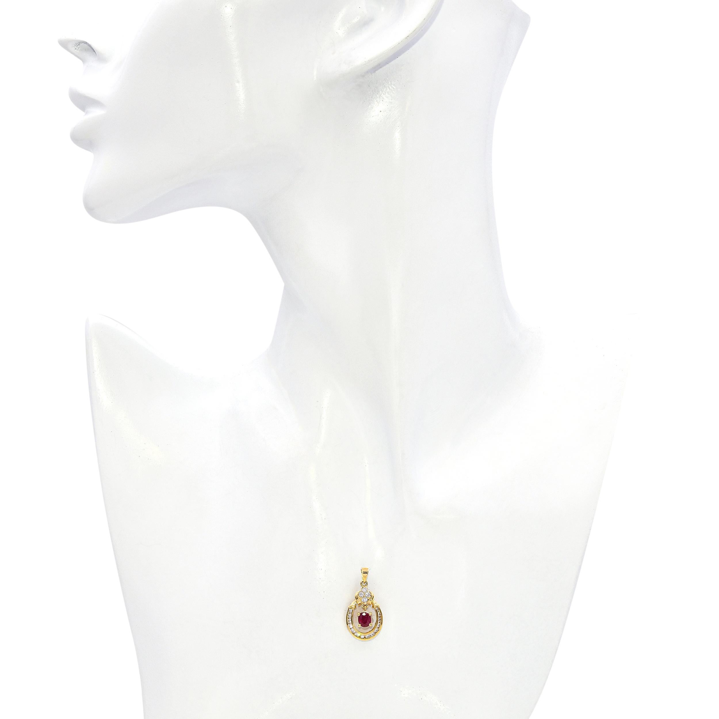 Taglio misto Ciondolo a ferro di cavallo in oro giallo 14k con rubini e diamanti d'epoca in vendita