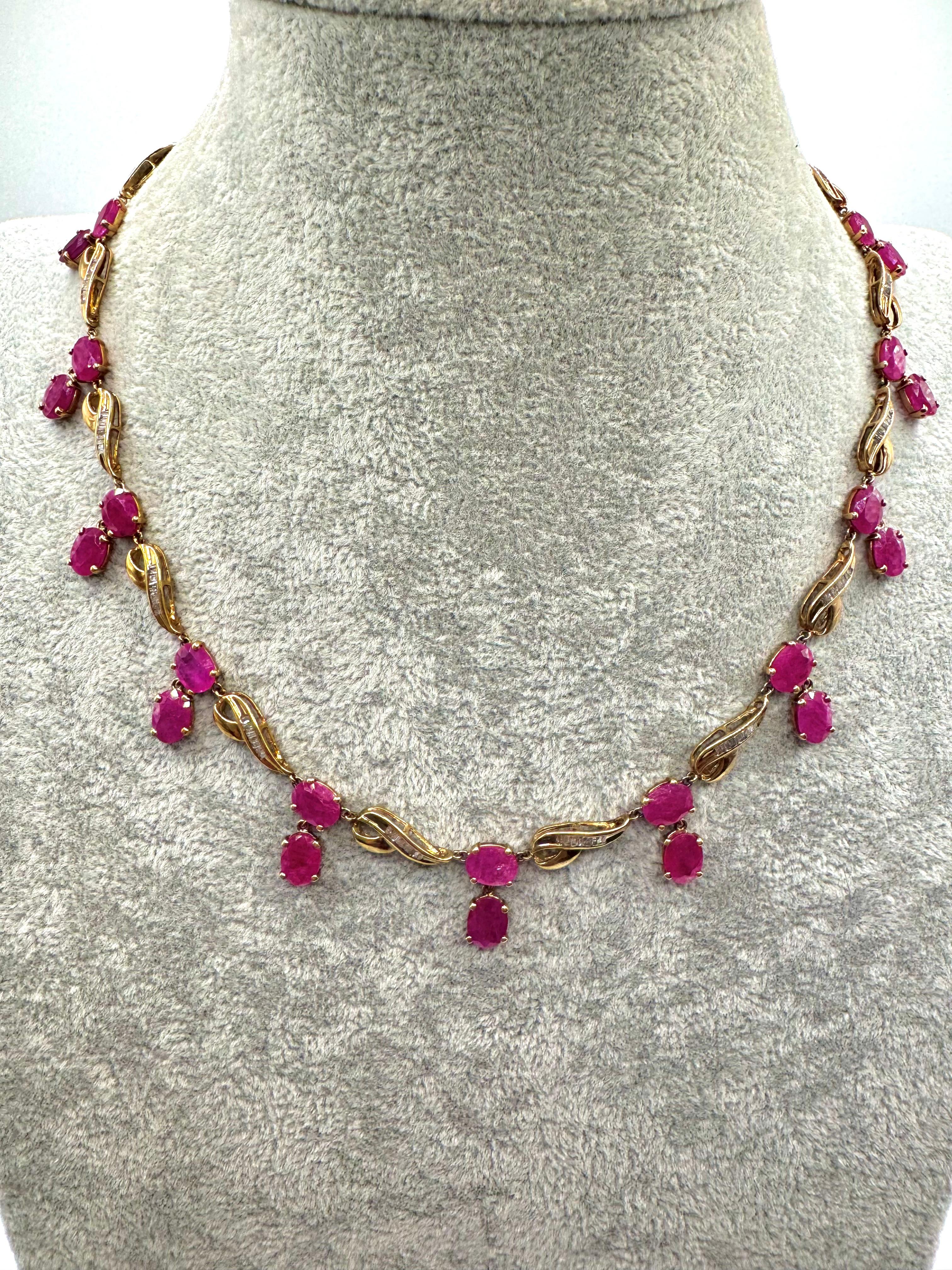 Una straordinaria collana vintage in oro giallo 14K con 22 rubini ovali per un totale di circa 30,26 carati. I rubini sono impreziositi da 128 diamanti a taglio triangolare, per un peso di circa 0,90 carati, incastonati in maglie d'oro a spirale. Il