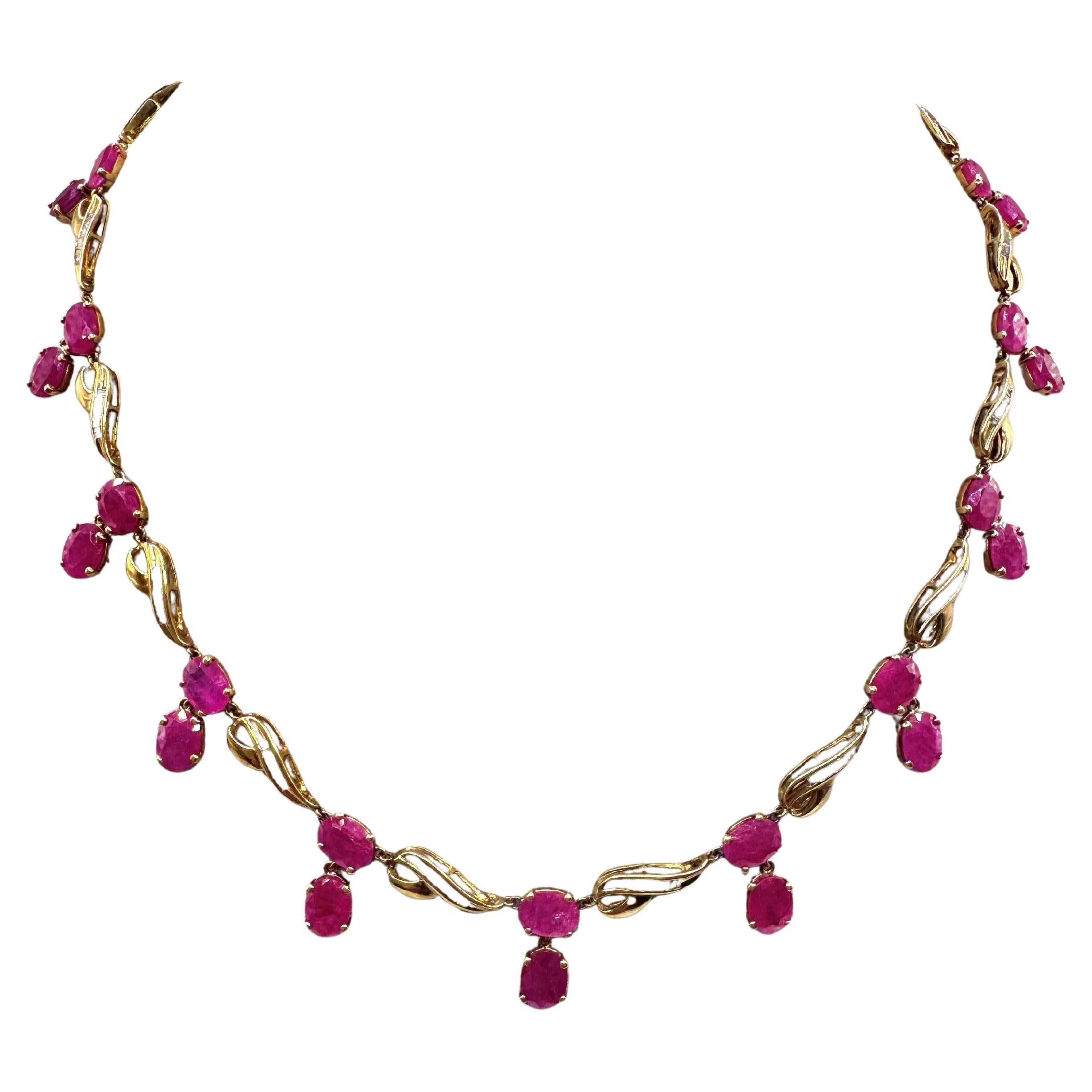 Taglio ovale Collana vintage in oro giallo 14K con rubini e diamanti in vendita