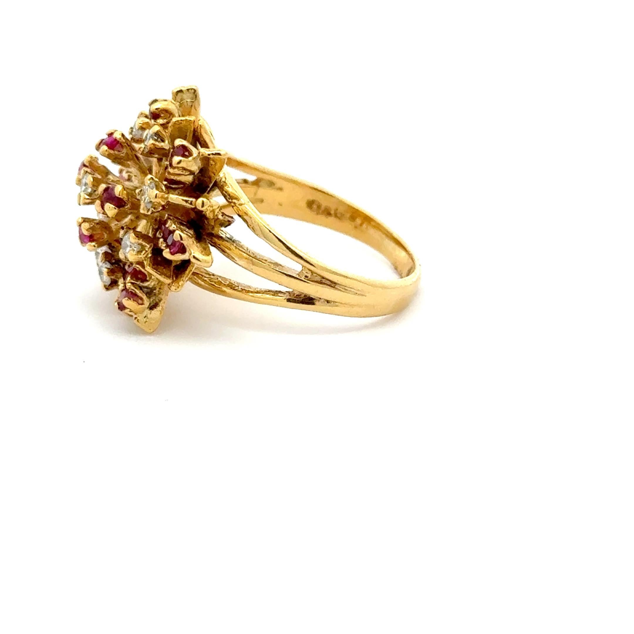 Vintage 14K Yellow Gold Ruby and Diamond Starburst Cocktail Ring In condizioni buone in vendita a Los Angeles, CA