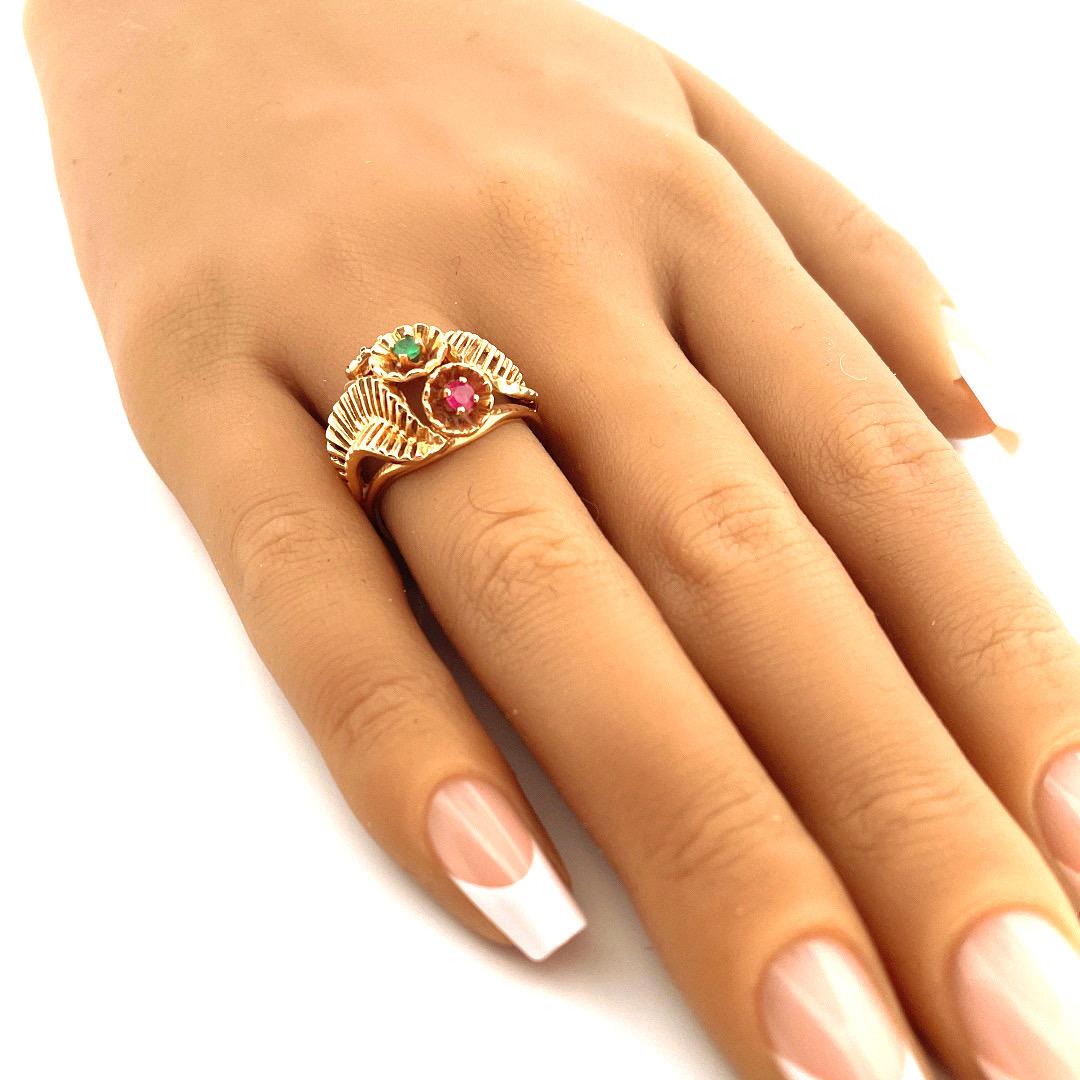 Women's or Men's Vintage 14k Yellow Gold Ruby and Emerald Ring For Sale