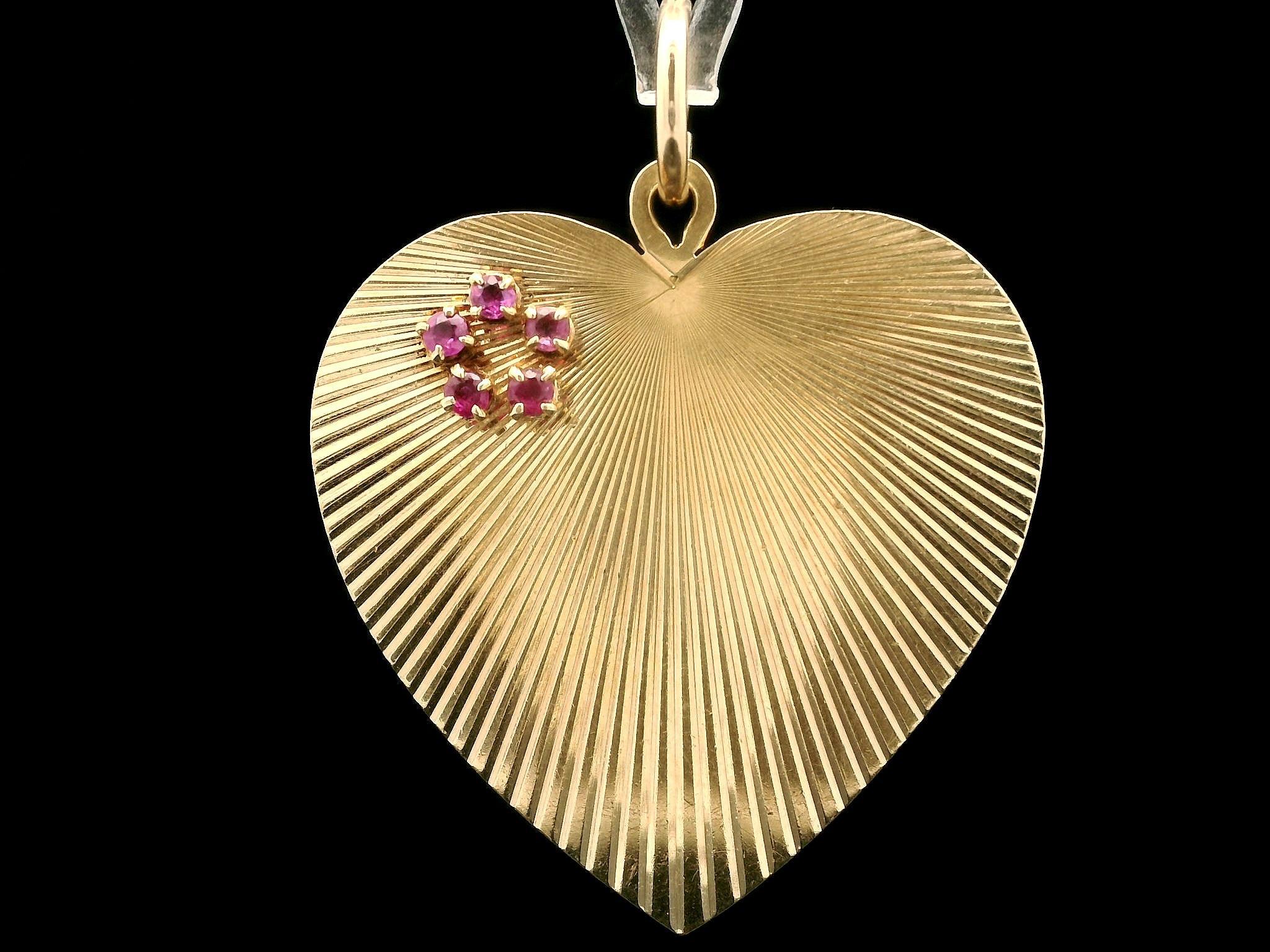 Vintage 14k Yellow Gold Ruby Cluster Fluted Grooved Large Heart Pendant Charm For Sale 1