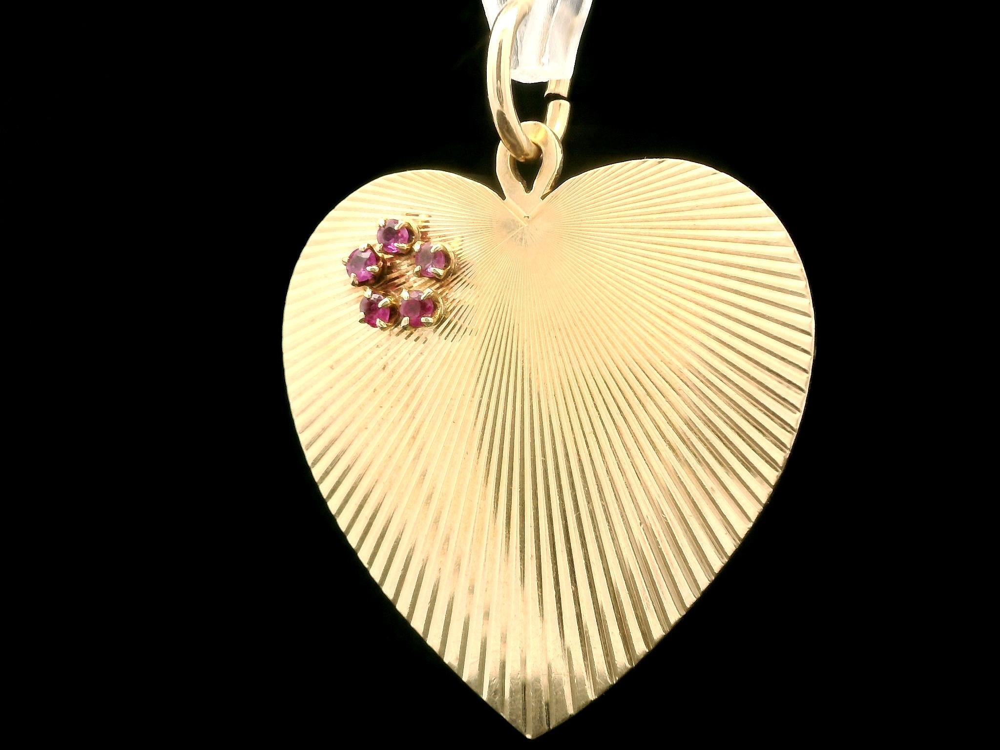 Vintage 14k Yellow Gold Ruby Cluster Fluted Grooved Large Heart Pendant Charm For Sale 2