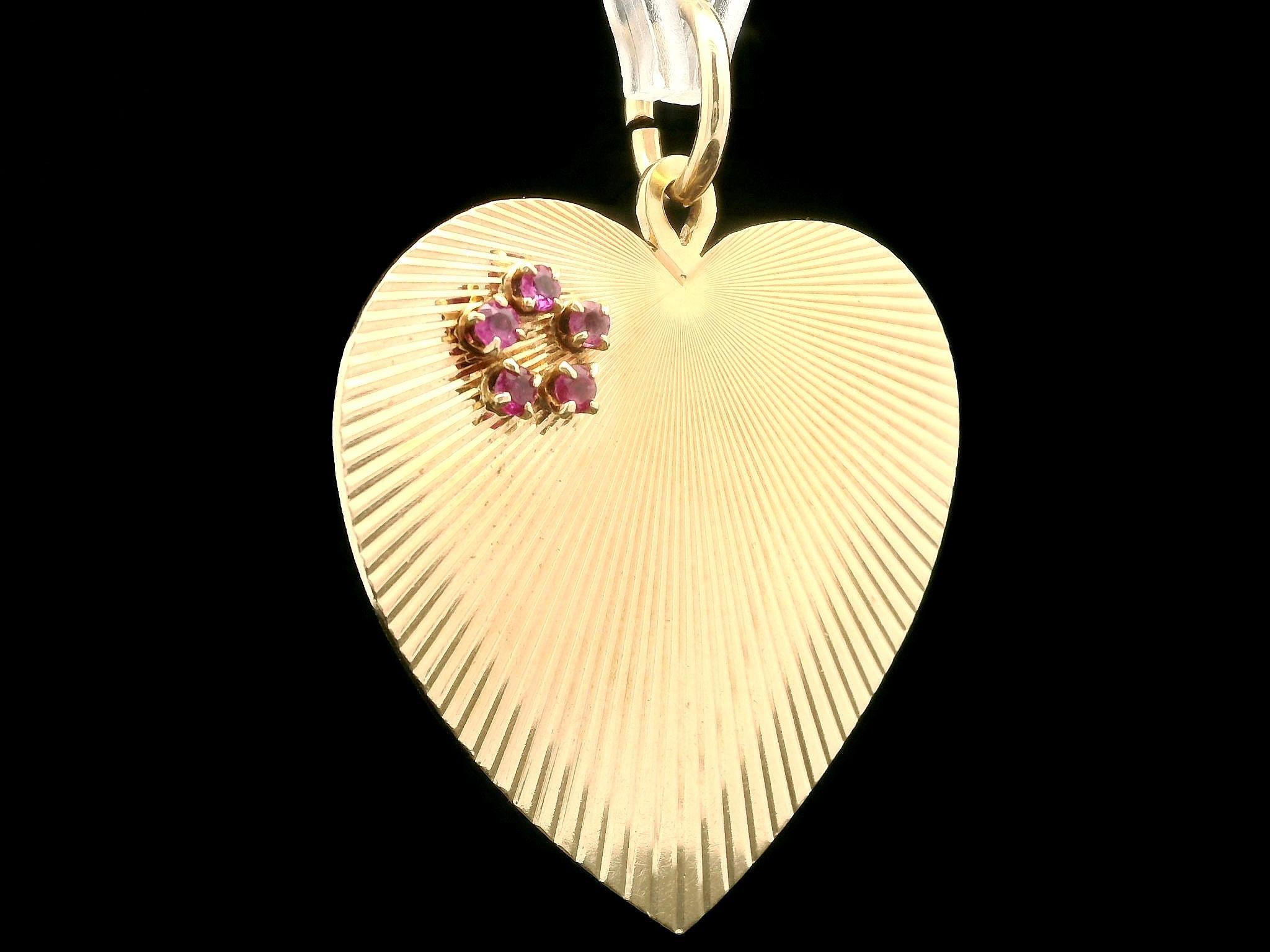 Vintage 14k Yellow Gold Ruby Cluster Fluted Grooved Large Heart Pendant Charm For Sale 3