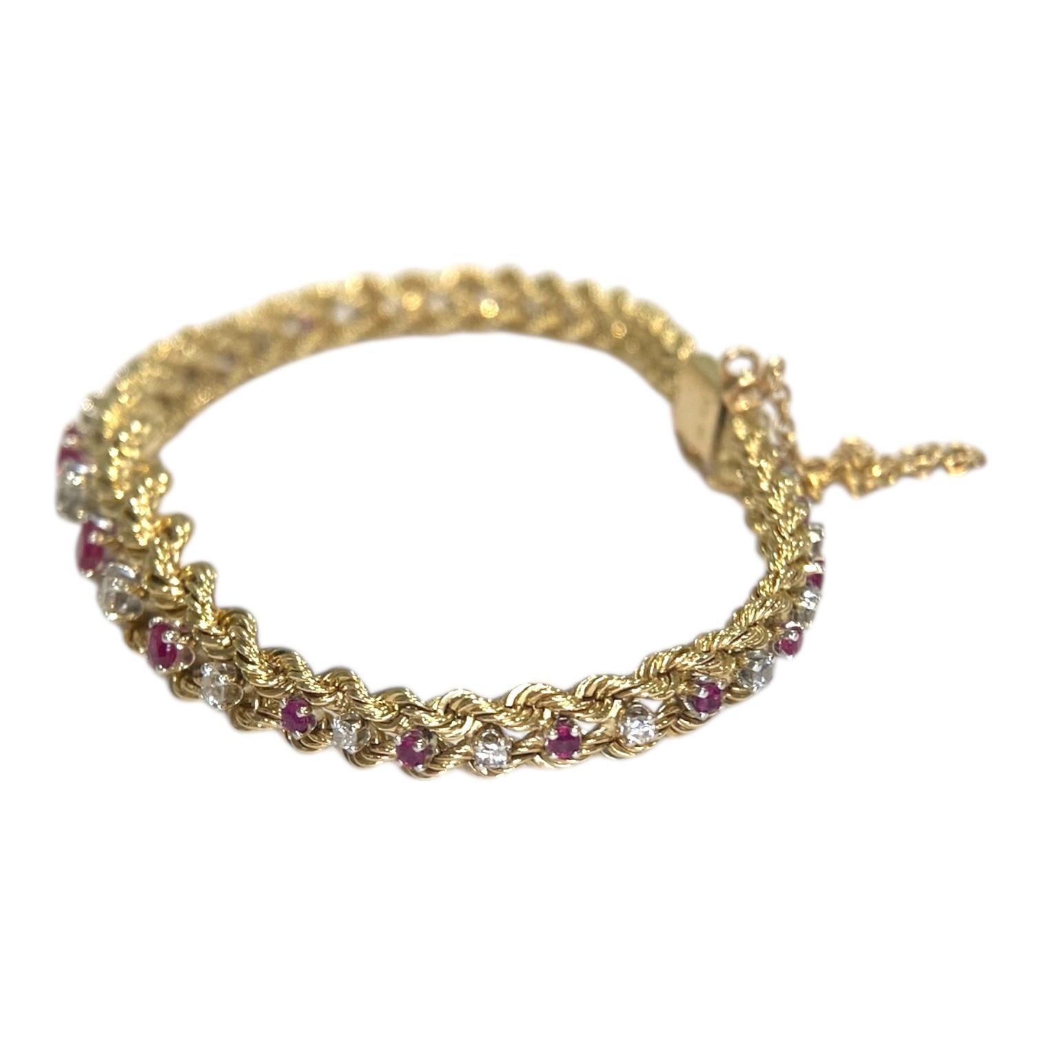 Bracelet vintage en or jaune 14K, présentant un design de corde torsadée graduelle. Whiting avec des rubis rouges ronds et des diamants blancs brillants, créant un contraste vibrant. Fermoir à bille avec chaîne de sécurité et fermoir de