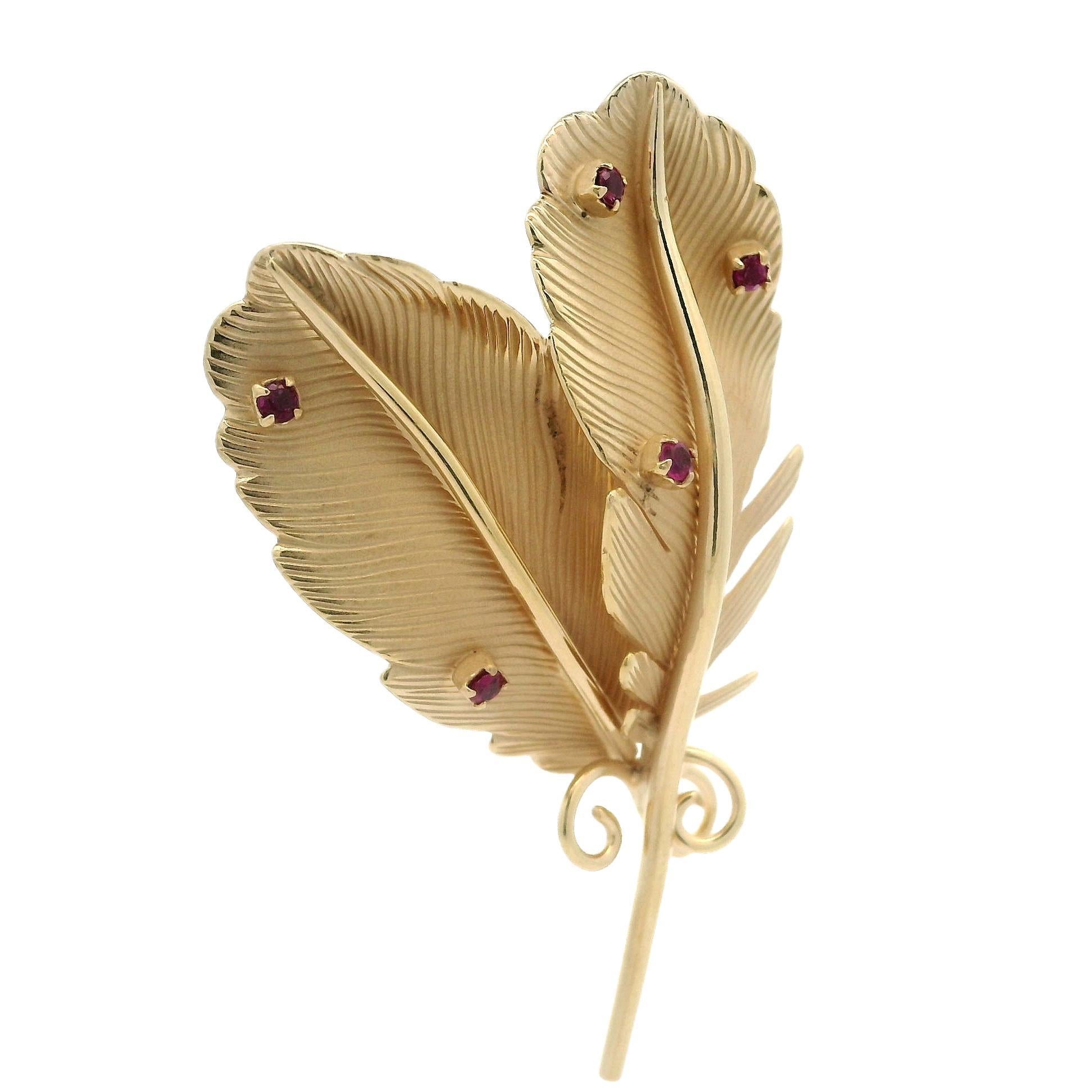--Pierre(s) :...
(5) Rubis véritables naturels - taille ronde et brillante - sertis - couleur rouge vif - 2,3 mm chacun (approx.)

MATERIAL : Or jaune 14k massif
Poids : 9,85 grammes
Fermoir : épingle avec fermeture pivotante
Hauteur totale : 54,6
