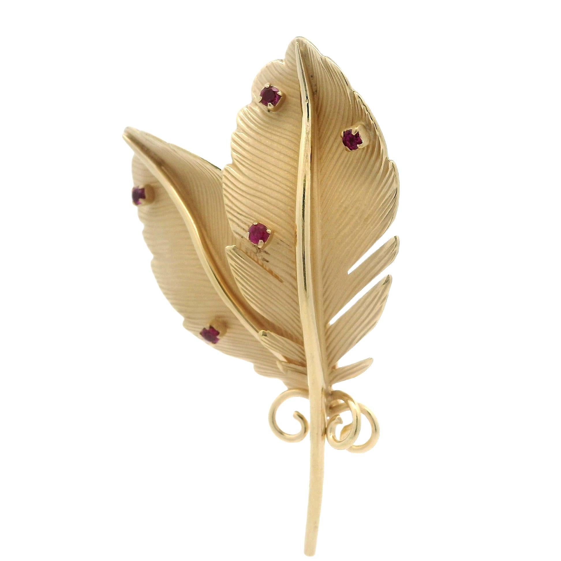 Taille brillant Vintage 14k Yellow Gold Ruby Matte & Polished Finish Dual Feather Pin Brooch en vente