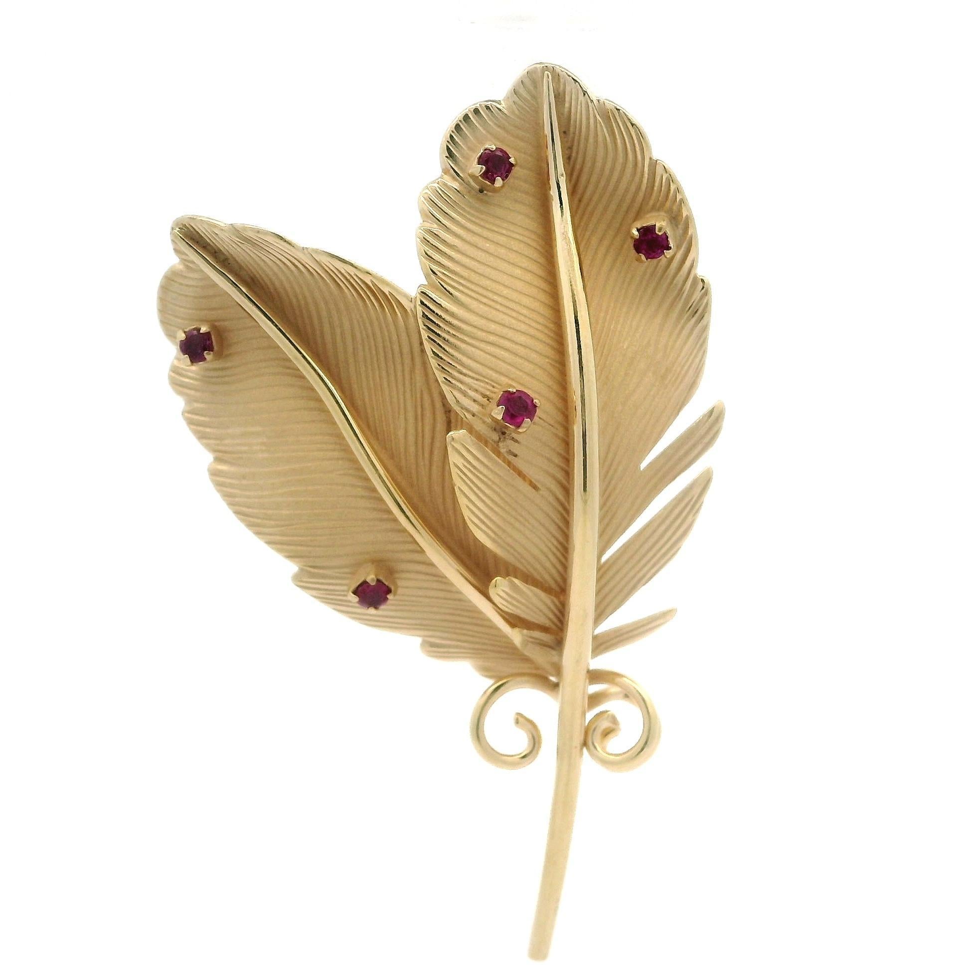Vintage 14k Yellow Gold Ruby Matte & Polished Finish Dual Feather Pin Brooch en vente 2