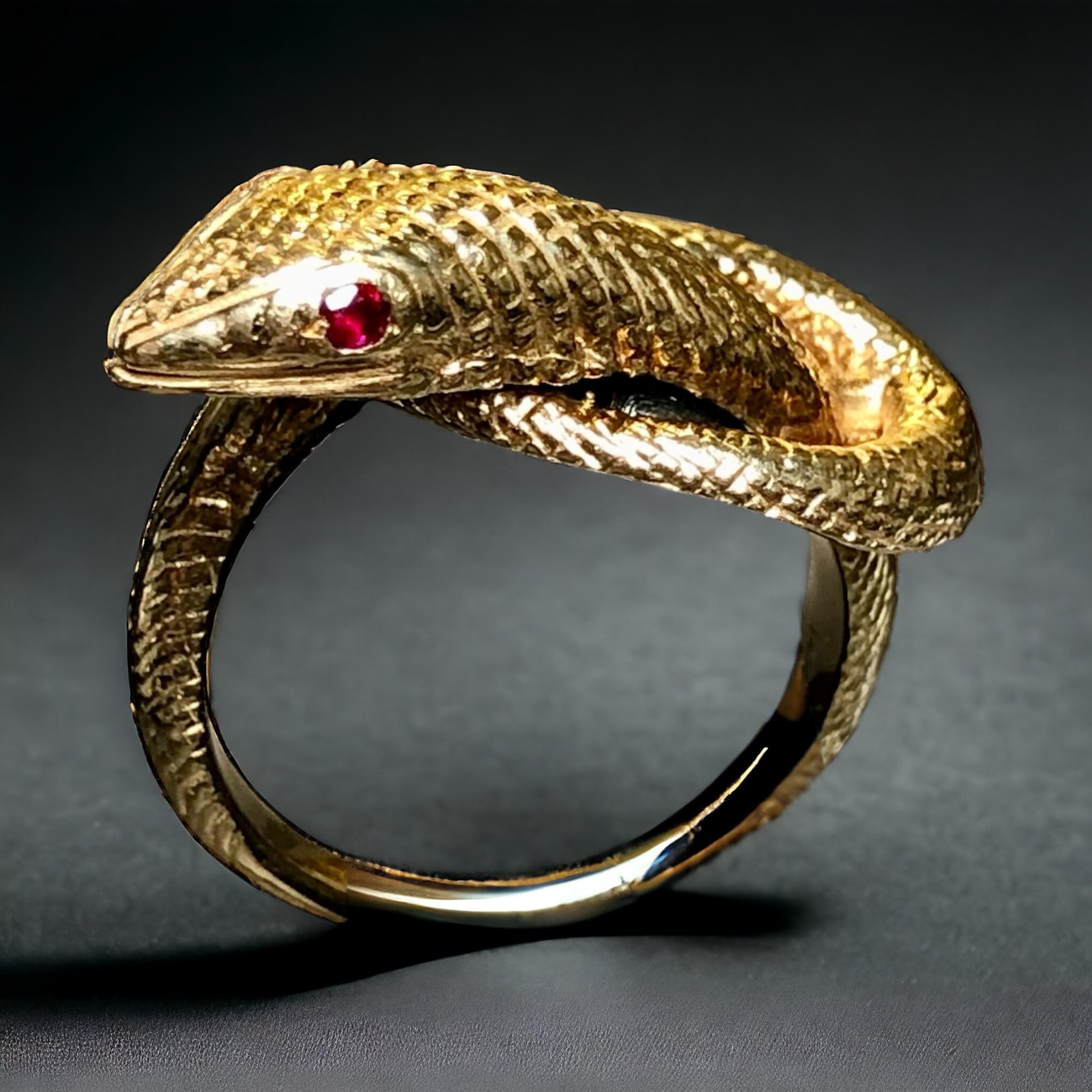 Une bague serpent originale datant de la fin des années 1940 ou du début des années 1950, réalisée en or jaune 14 carats et ornée d'une texture écaillée détaillée descendant jusqu'à la moitié de la tige. La bague est également sertie de rubis