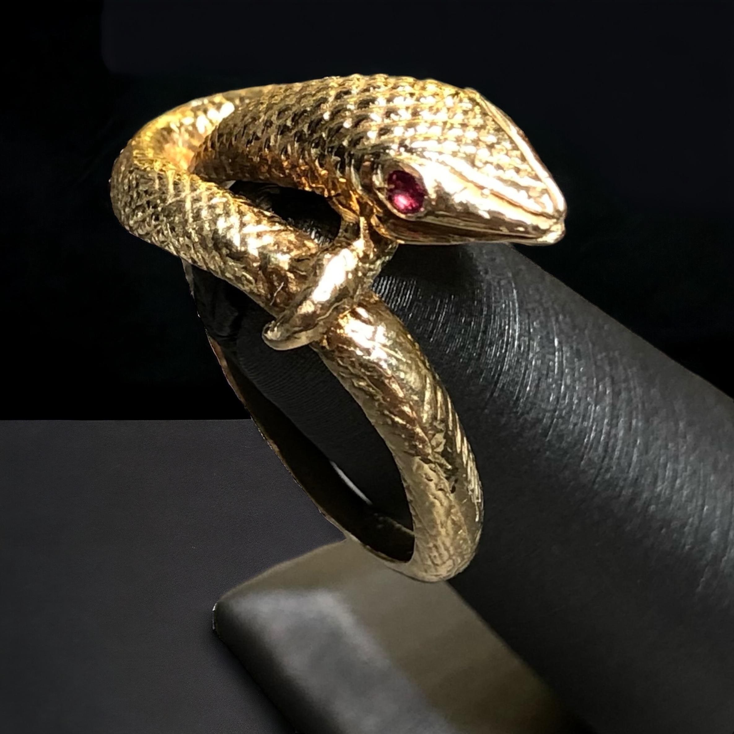 Taille ronde Bague serpent texturée en or jaune 14 carats et rubis, taille 8,25