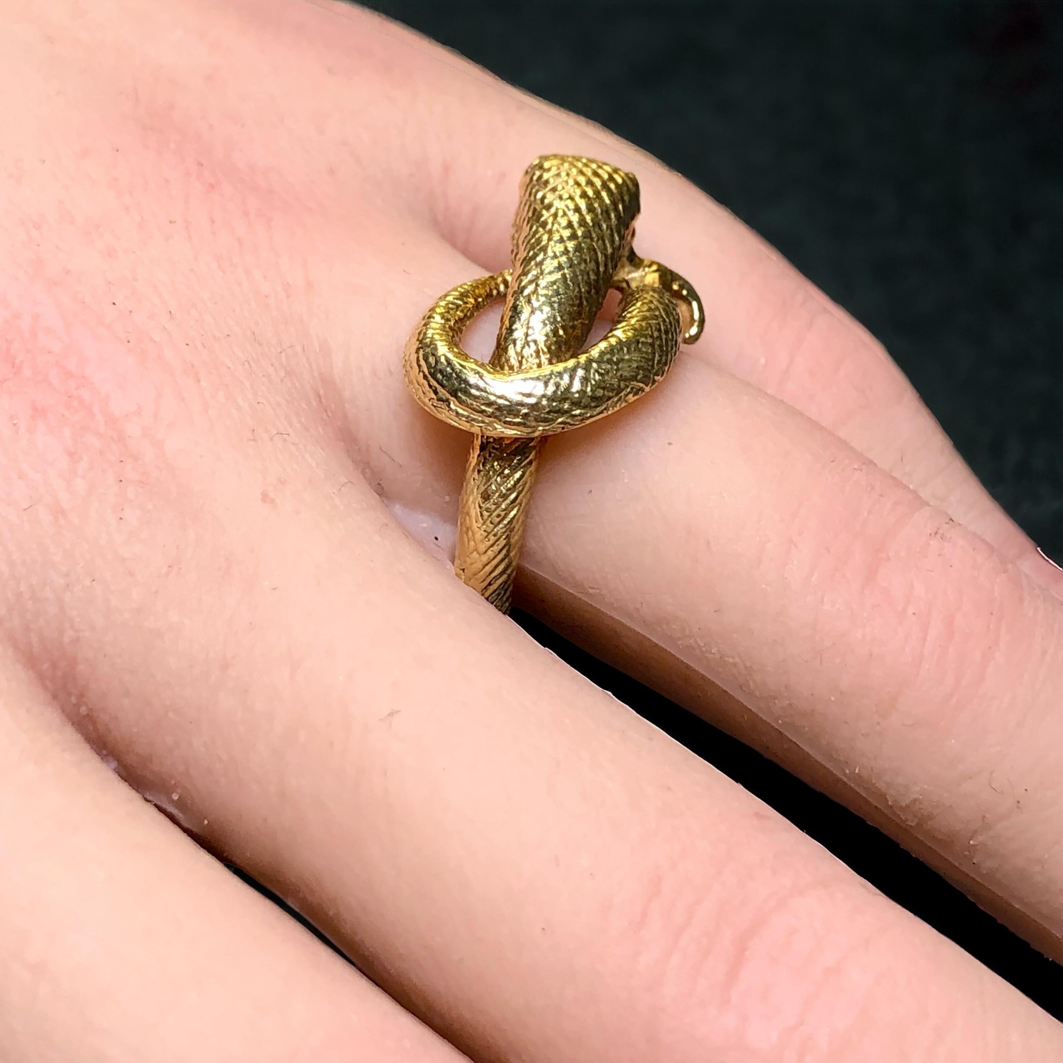  Bague serpent texturée en or jaune 14 carats et rubis, taille 8,25 Unisexe 