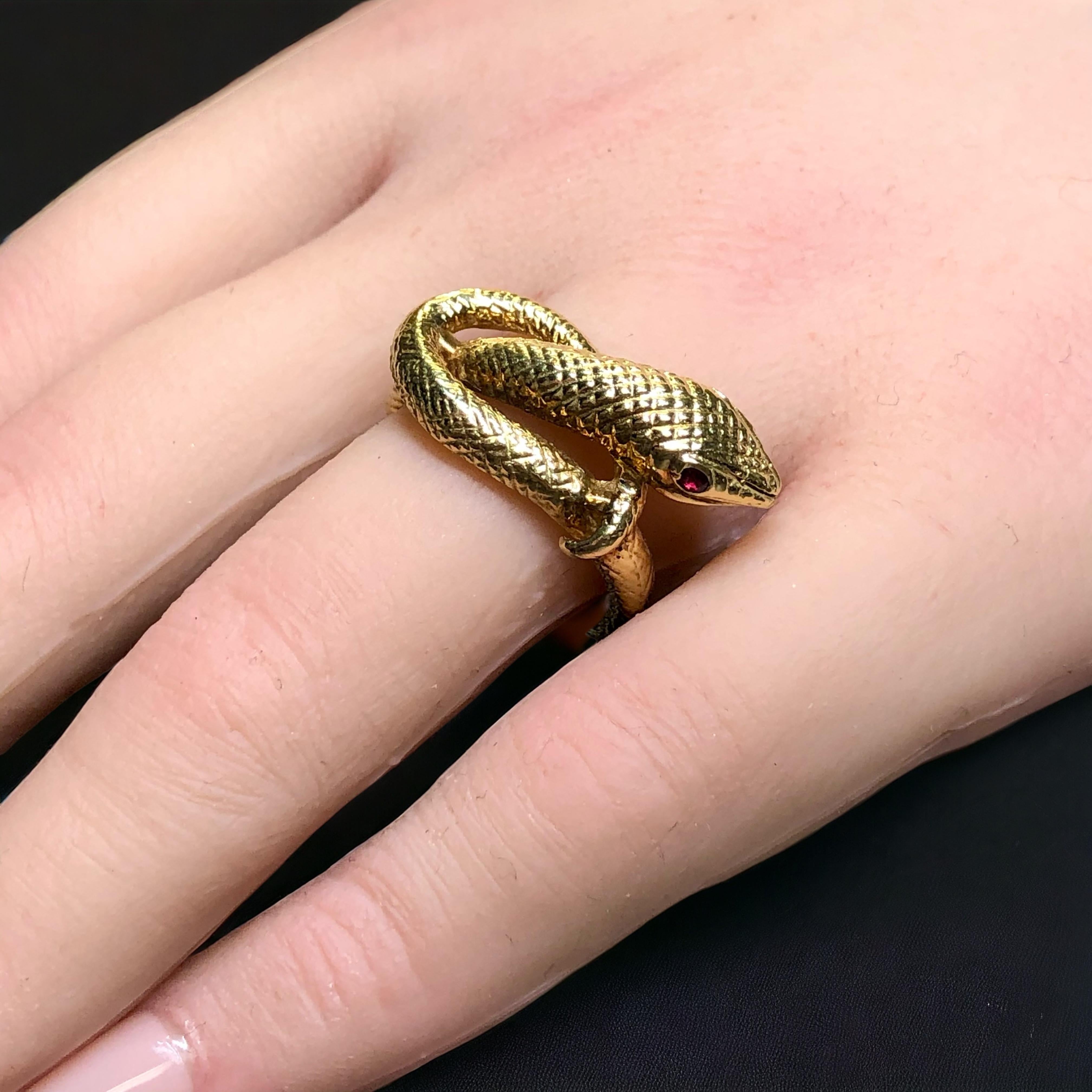 Bague serpent texturée en or jaune 14 carats et rubis, taille 8,25 1