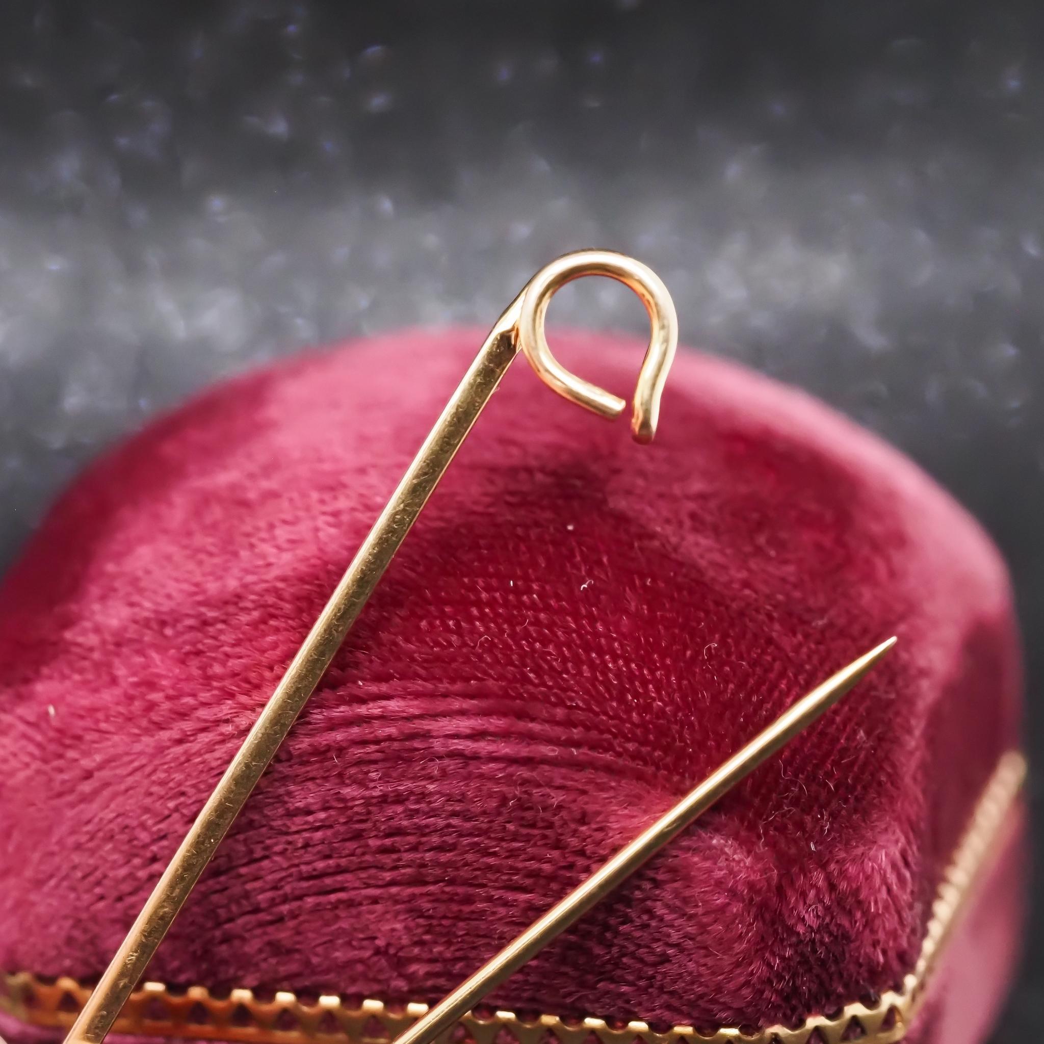 Vintage 14K Yellow Gold Safety Pin Brooch In Good Condition For Sale In Hicksville, NY