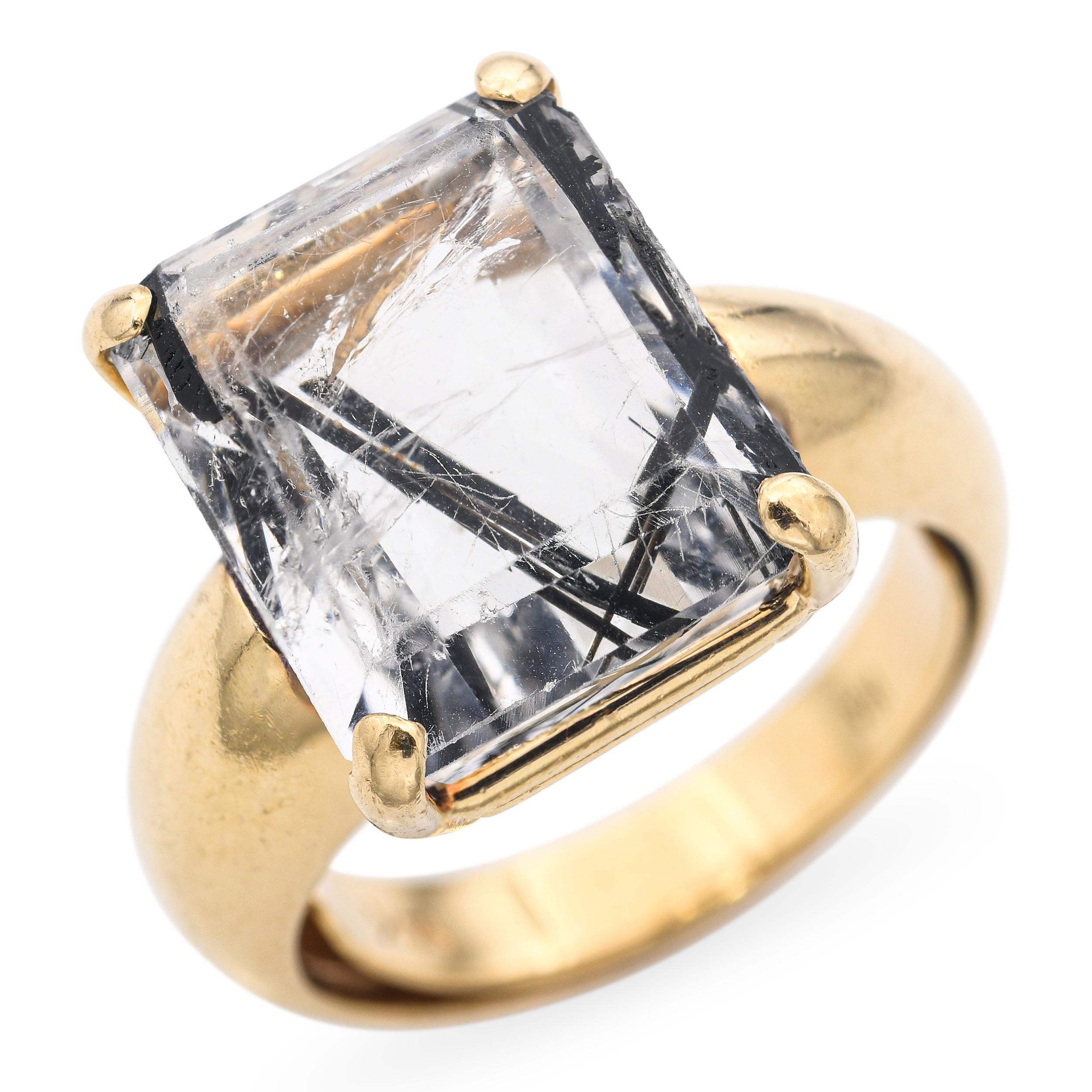 Cette bague vintage unique est fabriquée en or jaune 14 carats et présente une inclusion de schorl sagénite dans un quartz clair, créant un motif naturel unique. Les inclusions sombres de tourmaline schorl, semblables à des aiguilles, contrastent