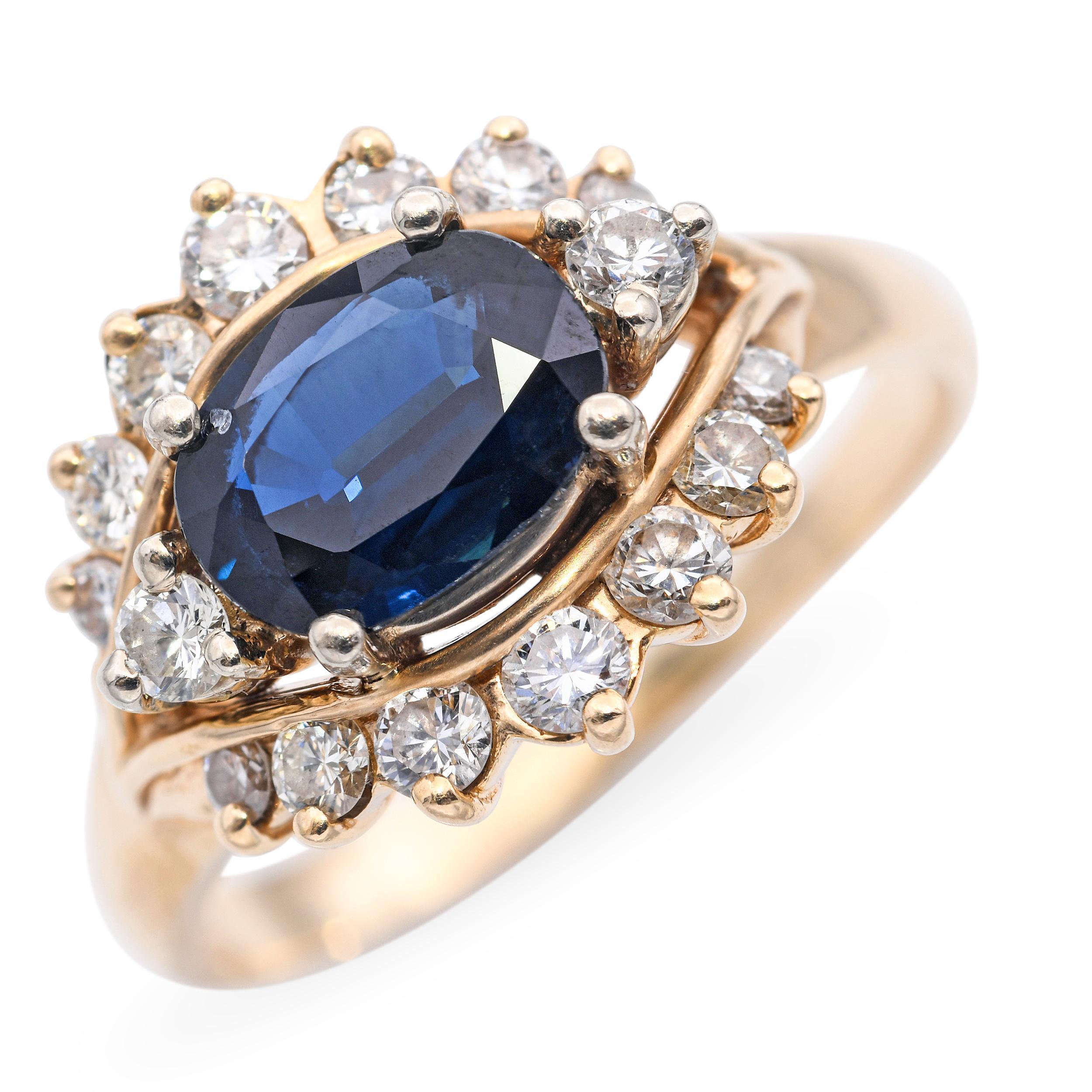 Cette bague vintage à l'effigie du mauvais œil est réalisée en or jaune 14 carats et présente un design saisissant axé sur la protection et l'élégance. Un saphir d'un bleu profond forme l'iris, entouré d'un halo étincelant de diamants blancs pour