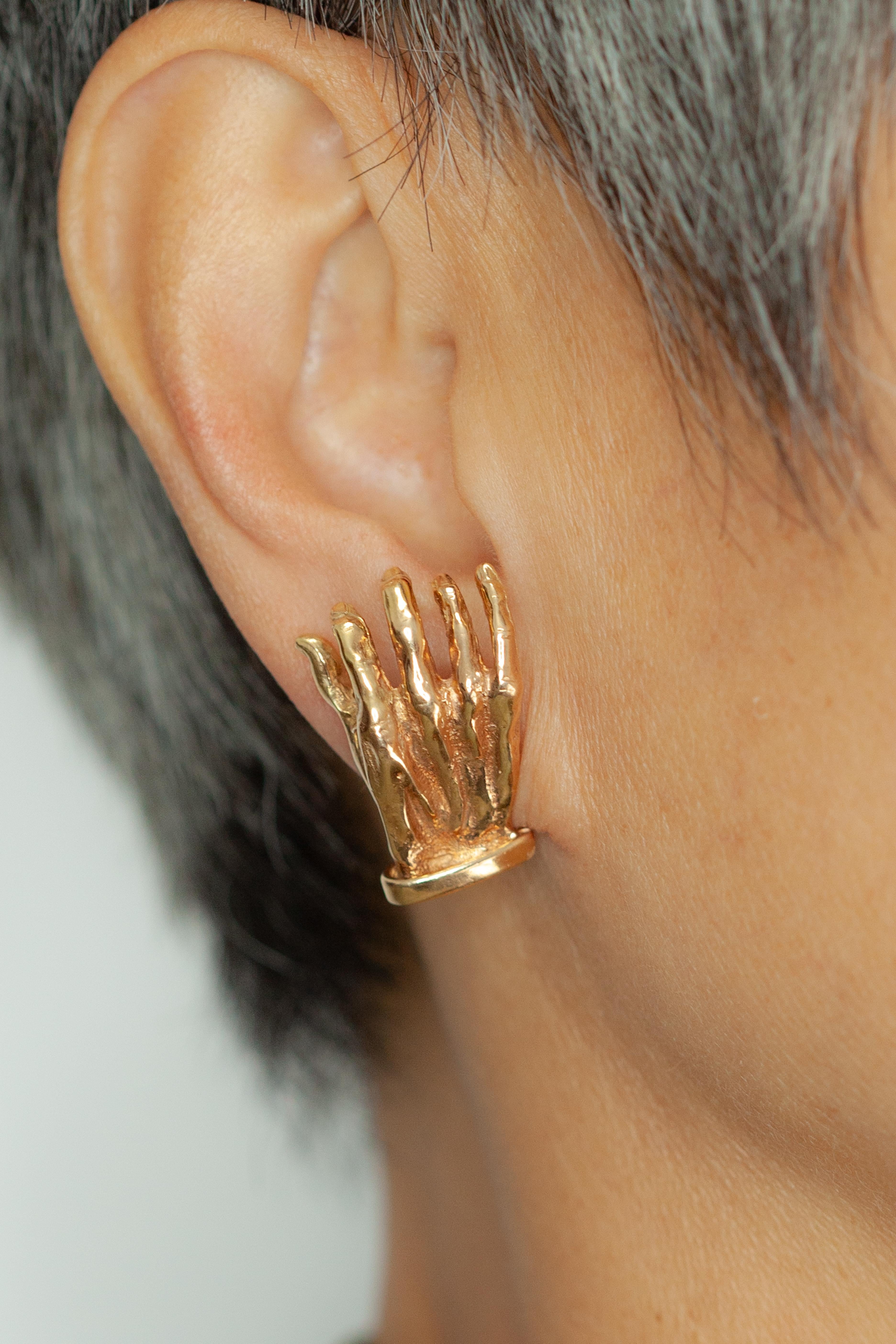 Vintage 14K Yellow Gold Sculptural Hand Earrings In Good Condition For Sale In New York, NY