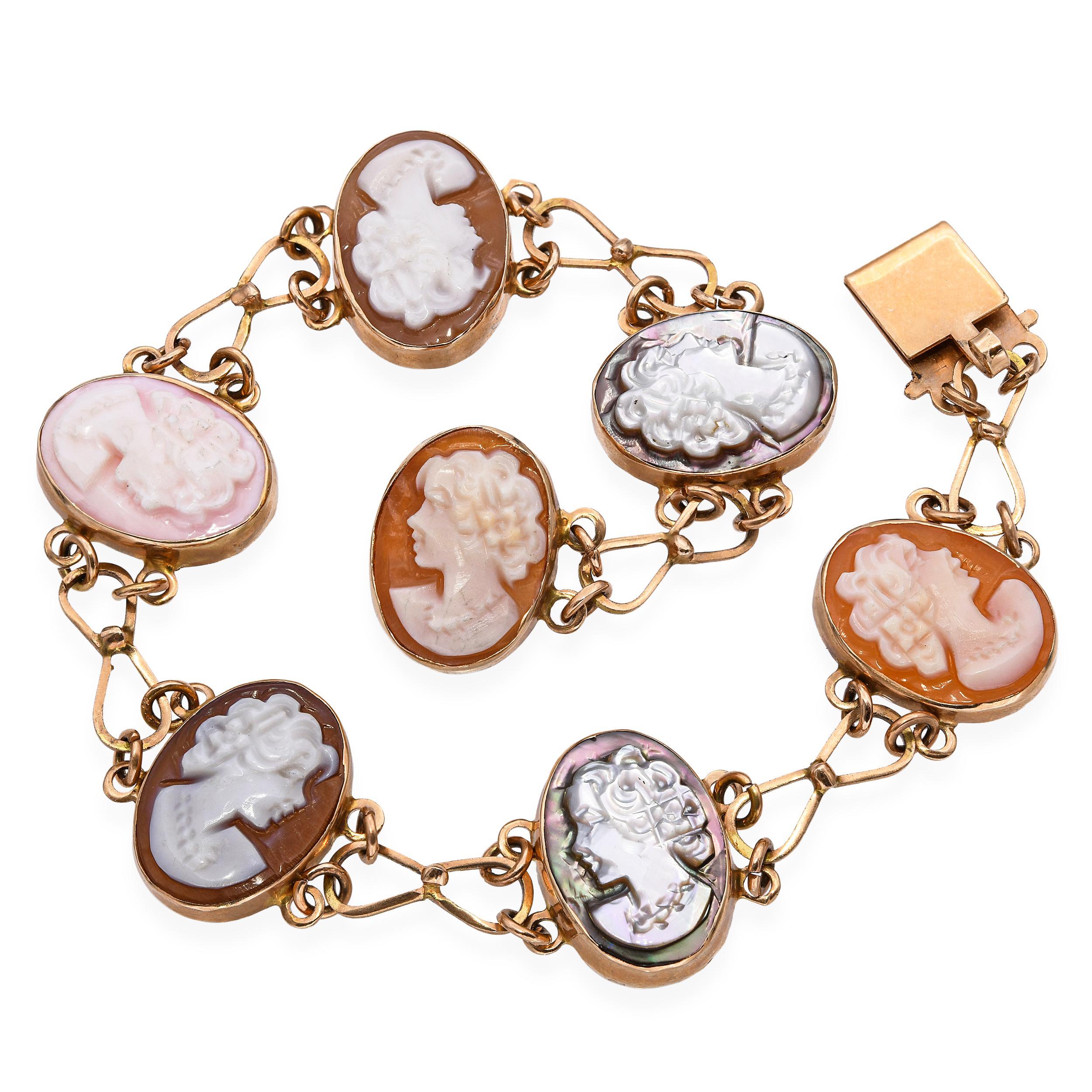 Esta pulsera vintage presenta camafeos alternados de concha y nácar, cada uno intrincadamente tallado con motivos clásicos. Engarzada en cálido oro amarillo de 14 quilates, la pulsera combina el brillo natural de los materiales con elegantes