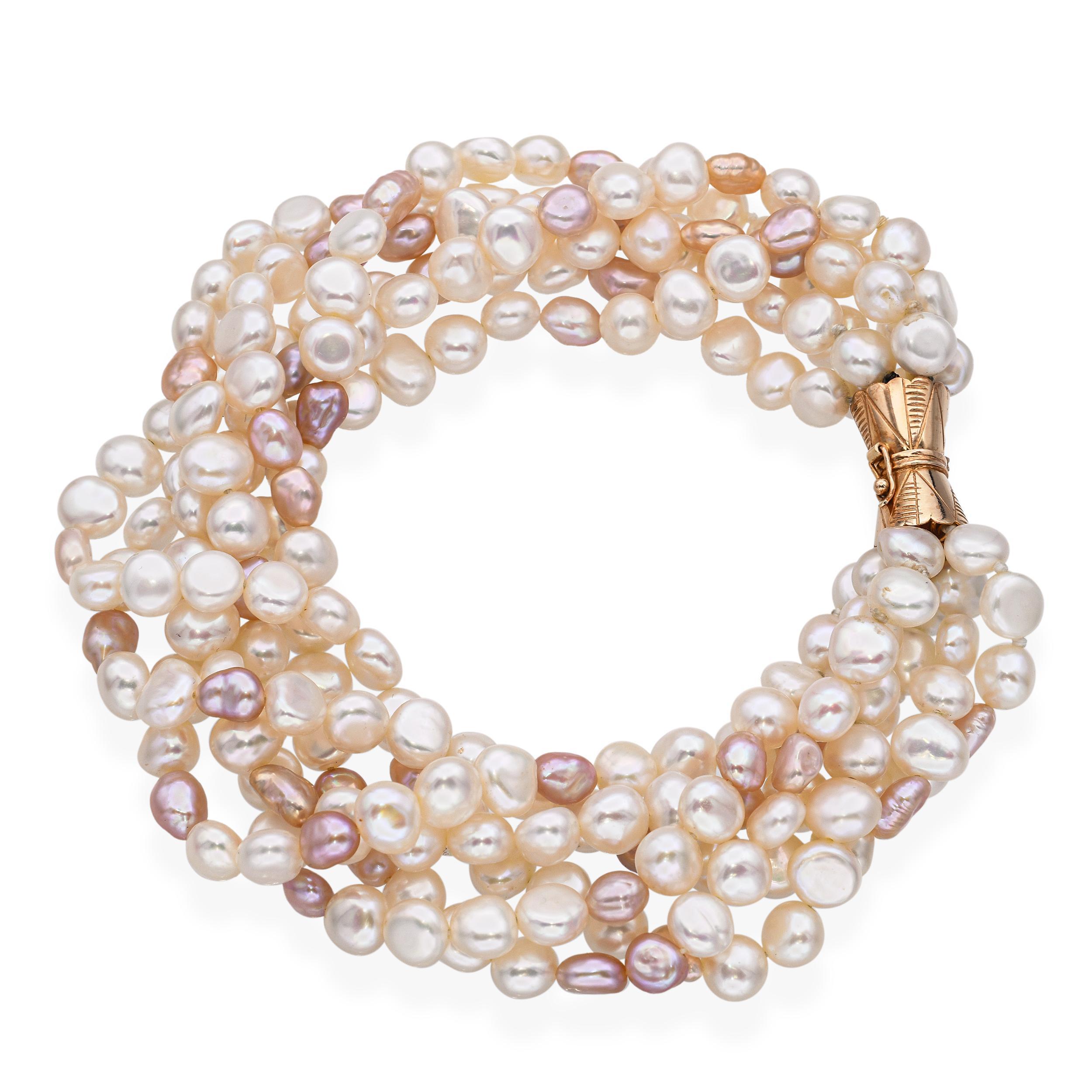 Bracciale vintage in oro giallo 14k con sei fili di perle coltivate lucenti, elegantemente intrecciate per creare un design classico e sofisticato. Le perle mostrano una splendida lucentezza bianco crema con una sottile iridescenza, perfettamente
