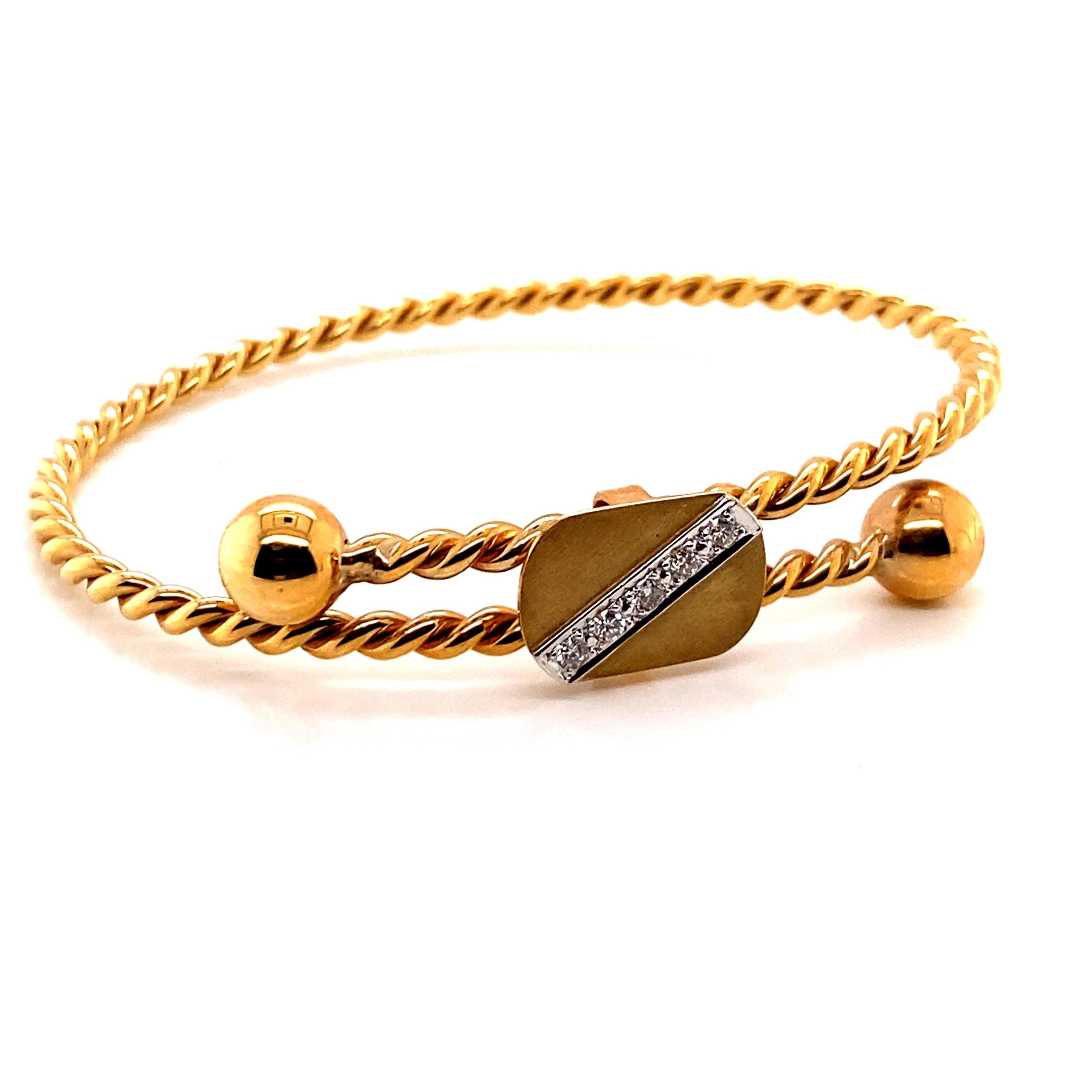 Bracelet vintage en or jaune 14K avec diamants - Le bracelet est une corde torsadée qui s'ouvre sur 3 pouces et se ferme sur 2,5 pouces. La plaque d'or sur le dessus comporte 5 diamants ronds pesant environ 0,15 ct, de couleur H et de pureté
