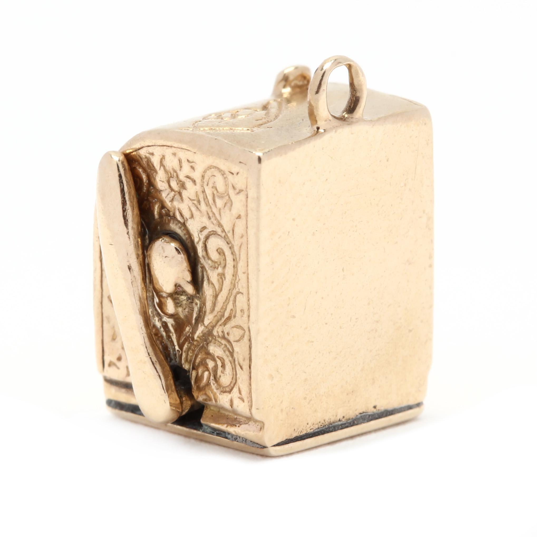 A vintage 14 karat yellow gold slot machine charm. This charm features a three dimensional design of a slot machine with an articulated arm and with engraved detailing.

Length: 1/2 in.

Width: 7/16 in.

4.56 dwts.

* Please note that this is a