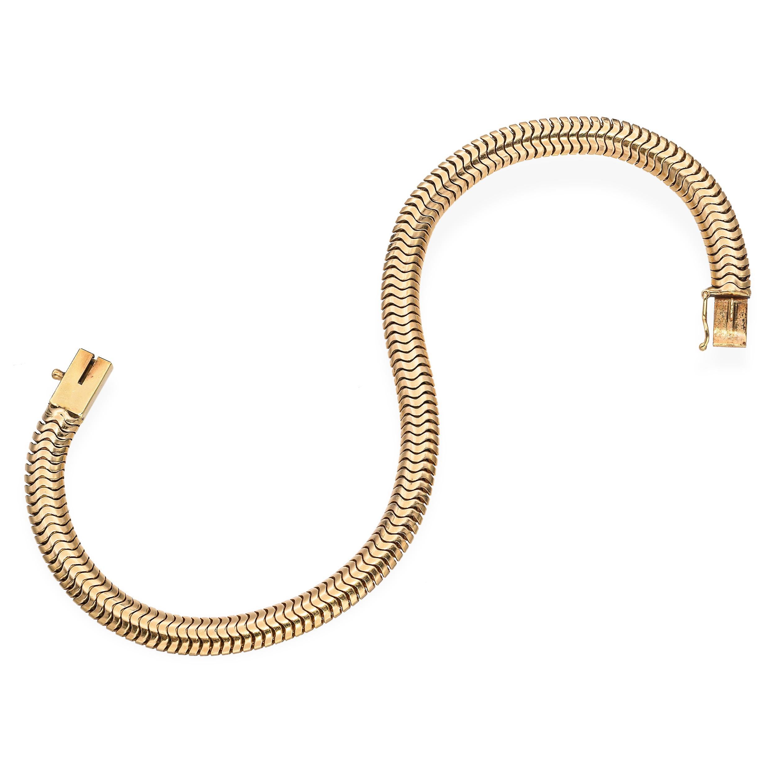 Un braccialetto elegante e raffinato, caratterizzato da un design liscio e continuo con finitura in oro lucido. Il bracciale presenta un motivo flessibile e serpeggiante che crea un look sofisticato e senza tempo. Realizzato con precisione, questo